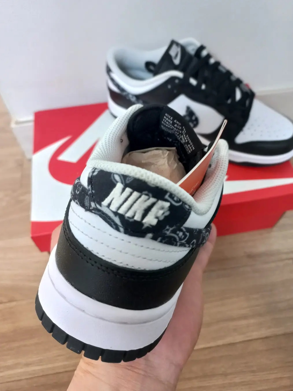 Jordan 1 Retro High OG Electro Orange, (W) Nike Dunk Low Essential Black Paisley 착용 스타일 - 3