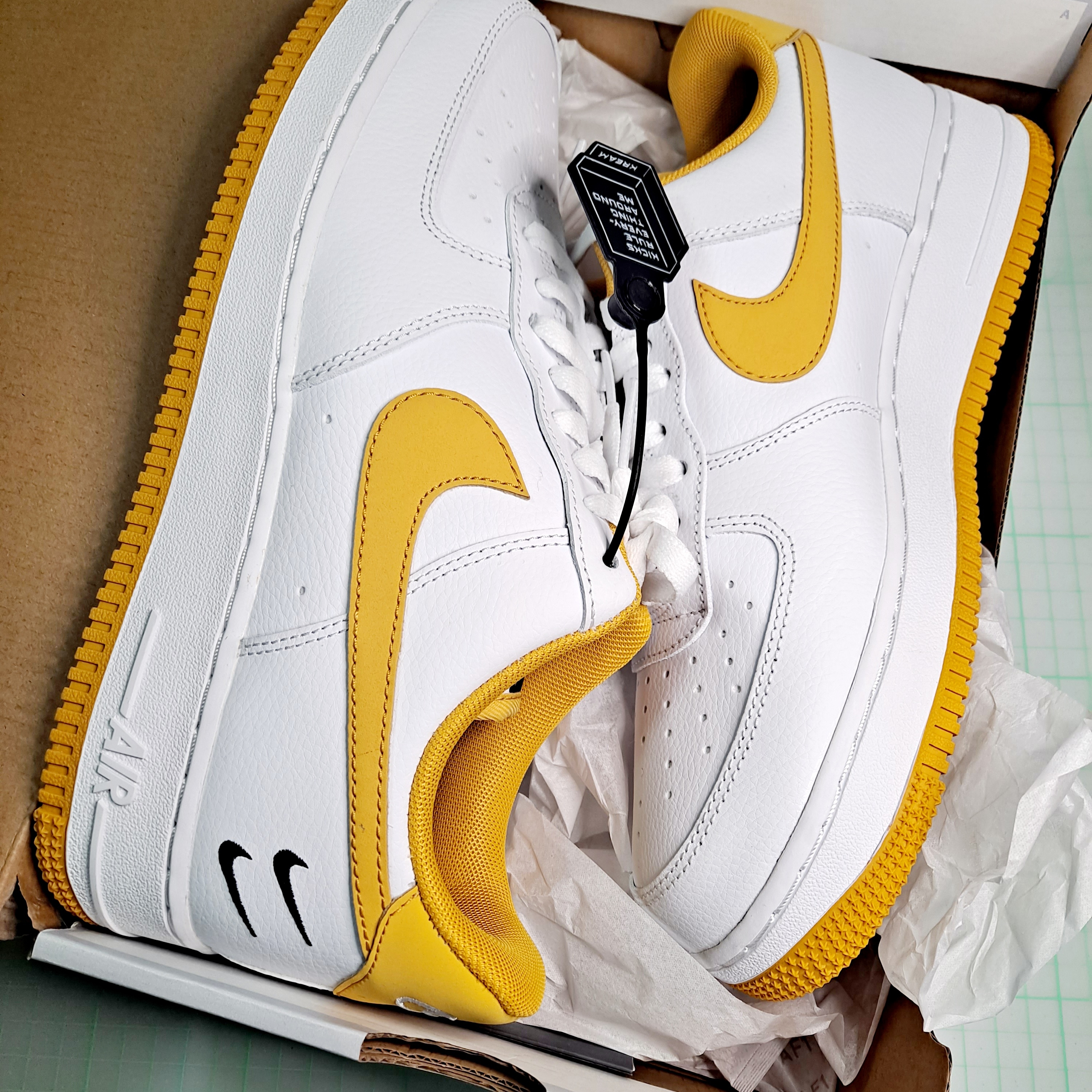 Nike Air Force 1 '07 LV8 Double Swoosh White Light Ginger 착용 스타일 - 1
