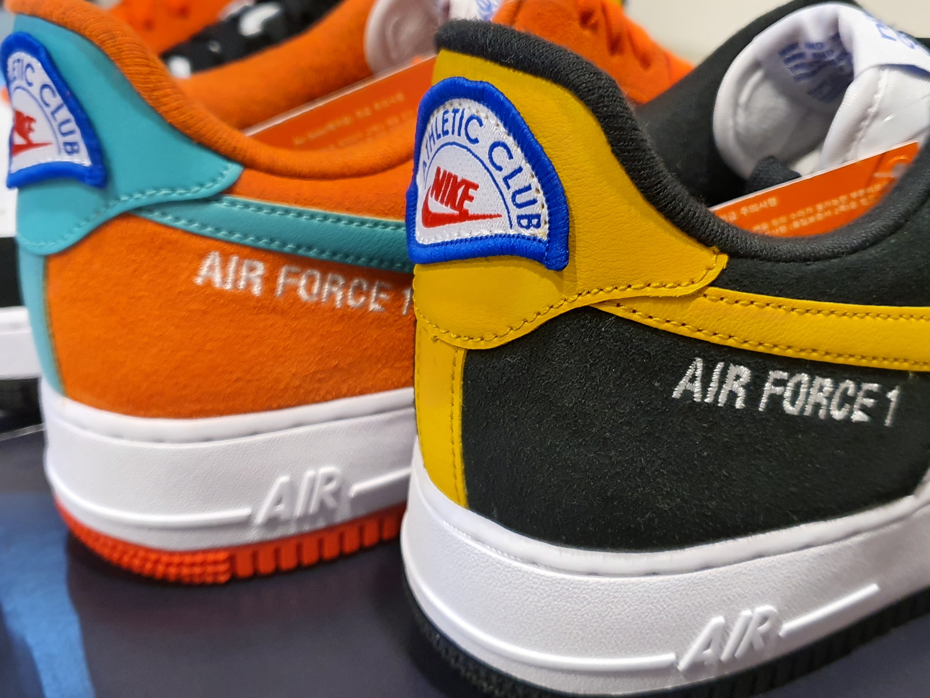 Nike Air Force 1 '07 LV8 Athletic Club Black Dark Sulfur, Nike Air Force 1 '07 LV8 Athletic Club Rush Orange Washed Teal 착용 스타일