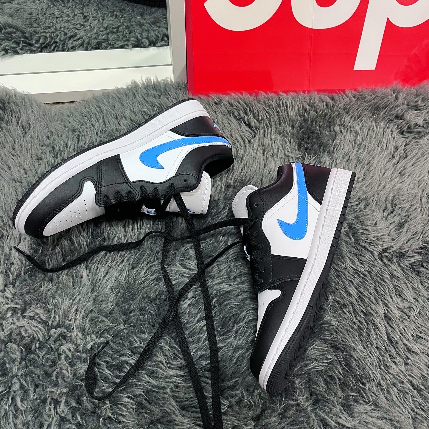 (W) Jordan 1 Low Black University Blue 착용 스타일 - 1