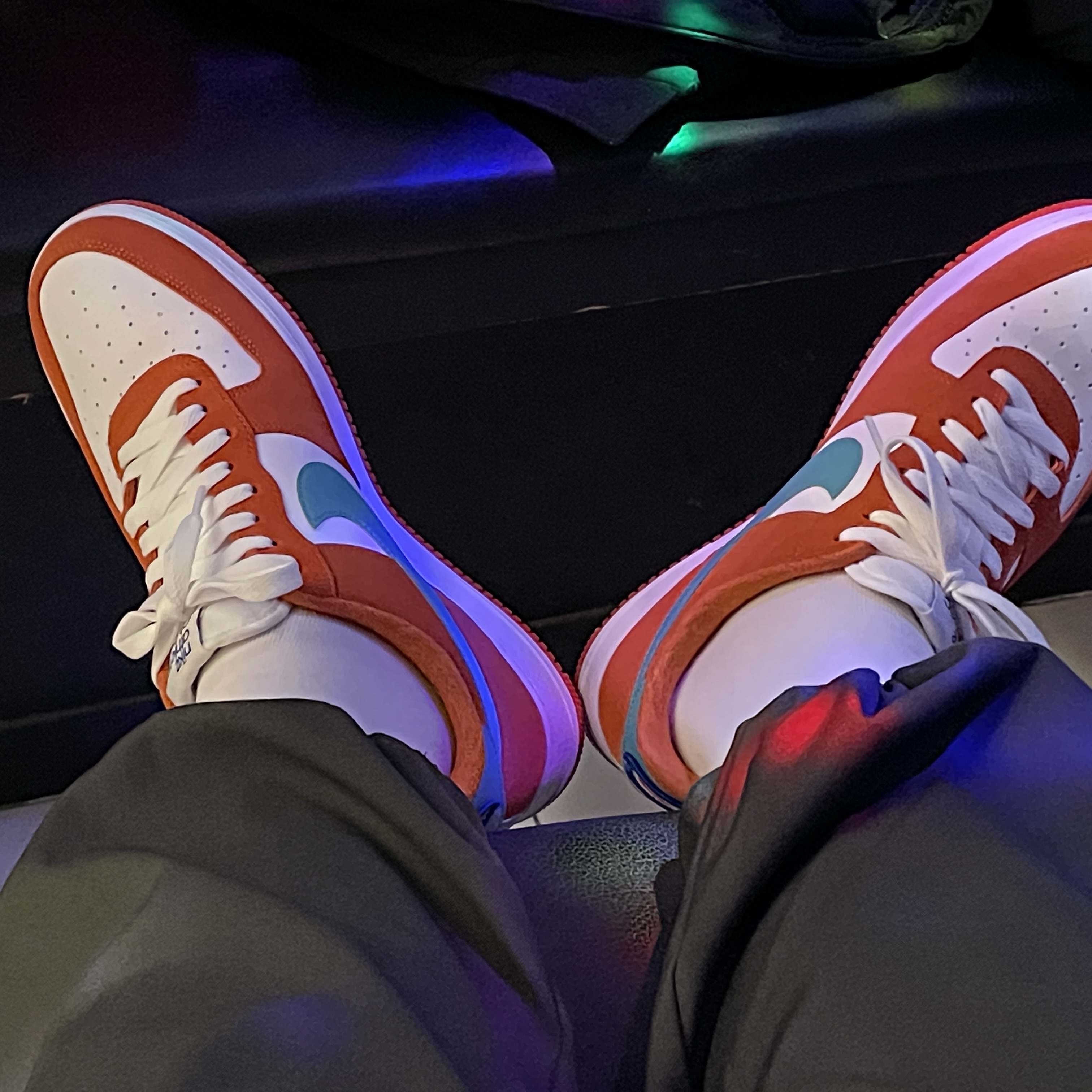 Nike Air Force 1 '07 LV8 Athletic Club Rush Orange Washed Teal 착용 스타일