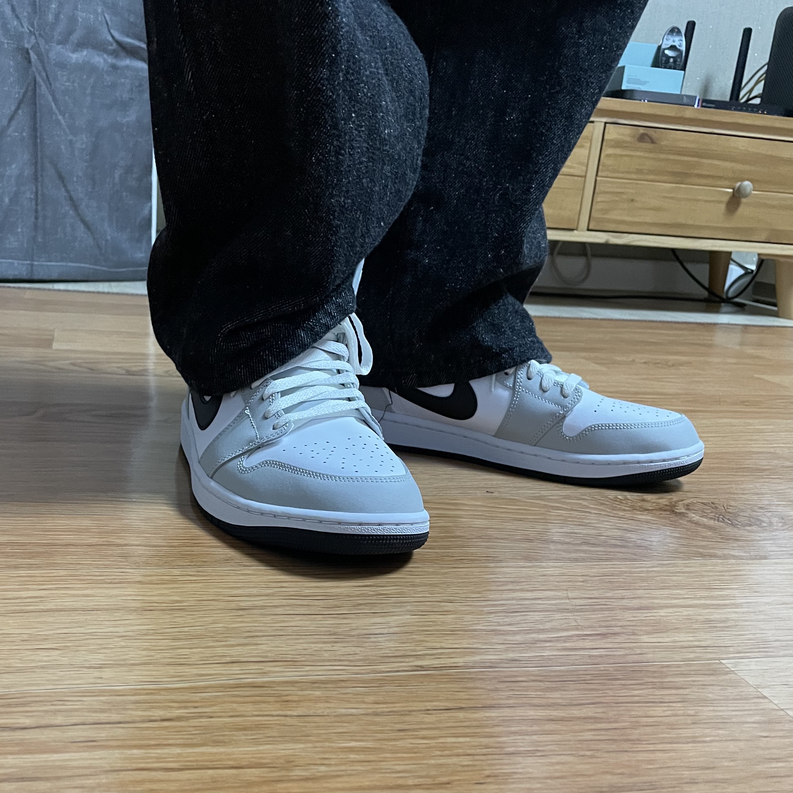 (W) Jordan 1 Mid Grey Fog 착용 스타일 - 1