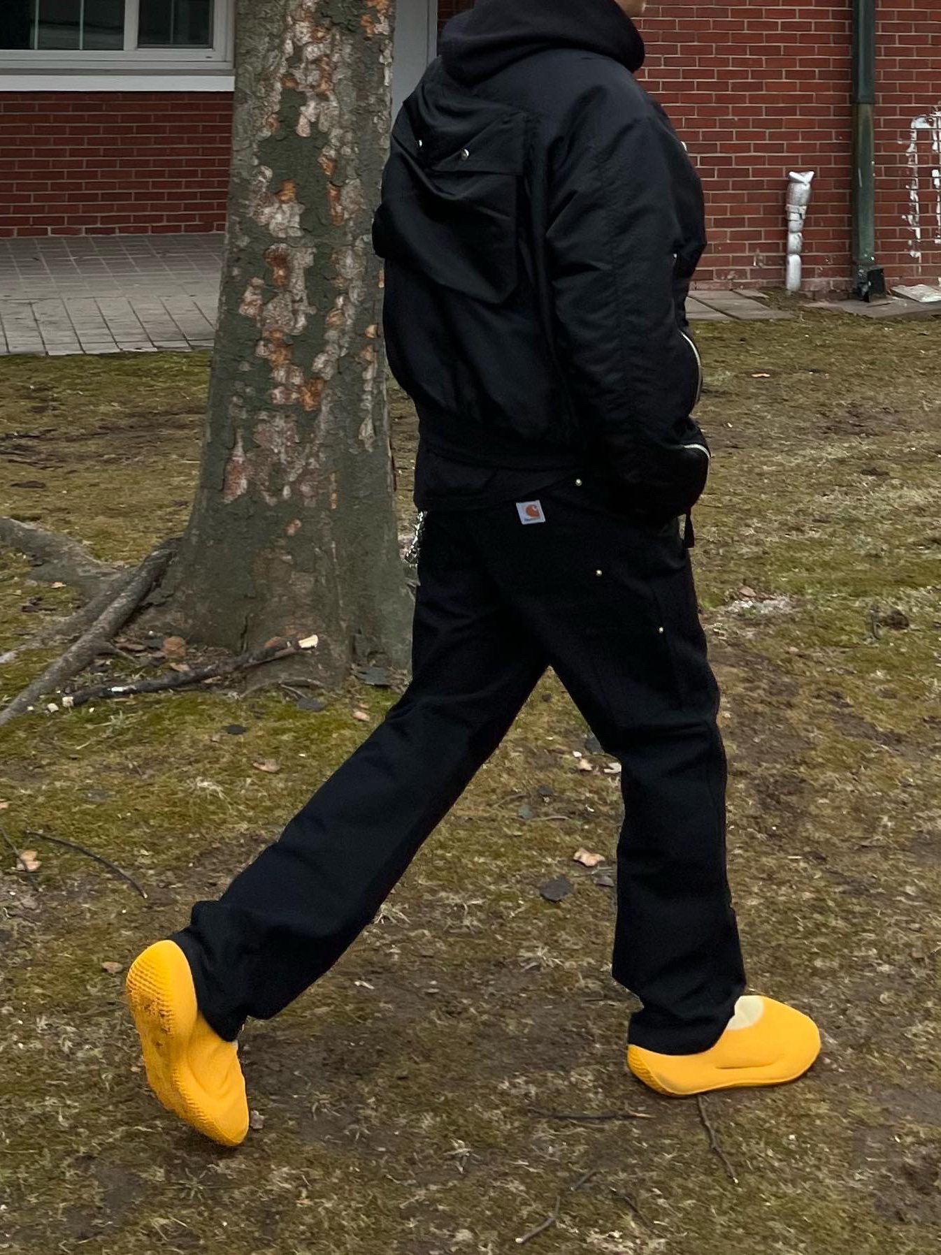 Adidas Yeezy Knit RNR Sulfur, Yeezy Gap Hoodie Black 착용 스타일 - 2