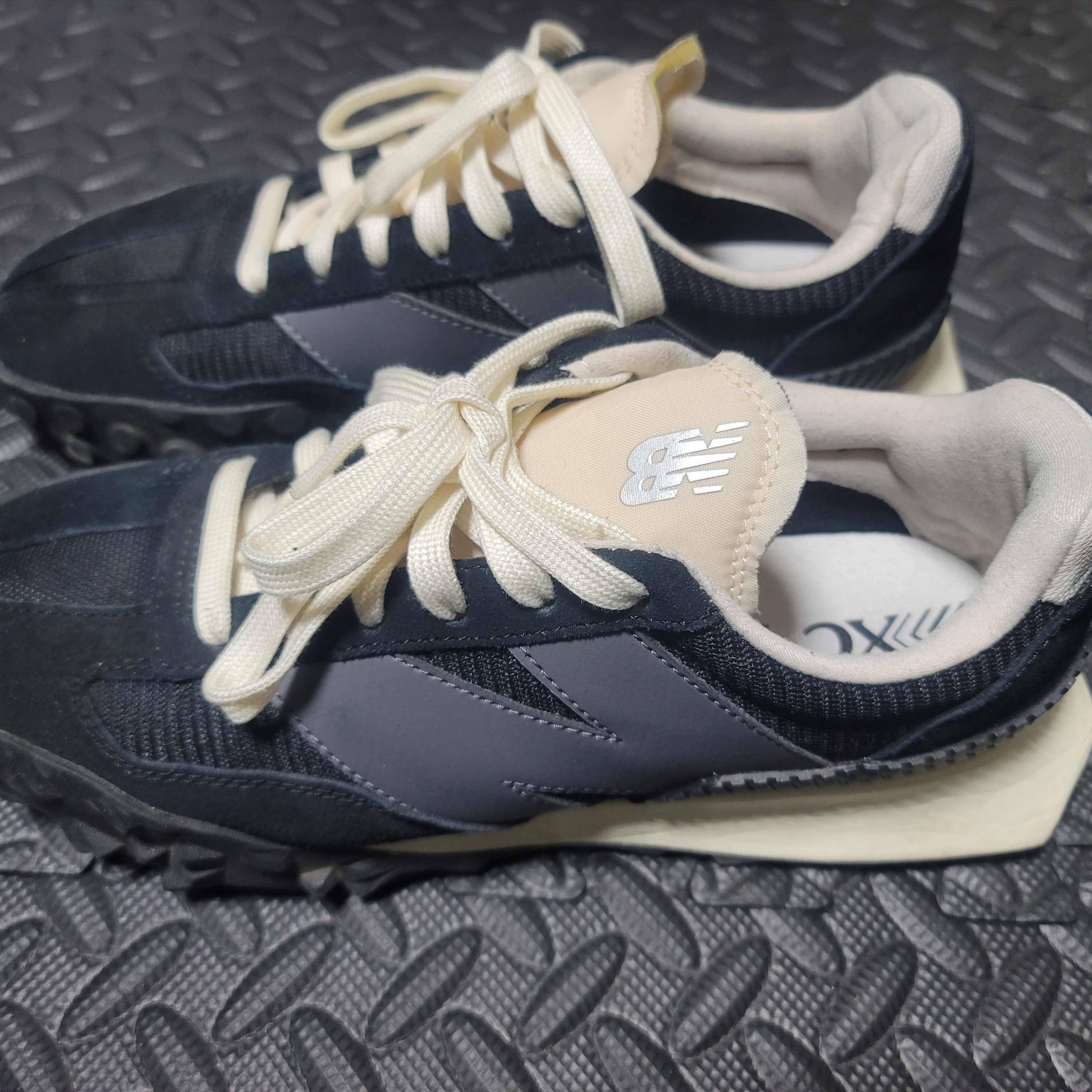 New Balance XC-72 Black Moonbeam 착용 스타일 - 3