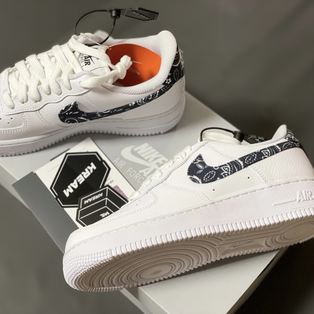 (W) Nike Air Force 1 '07 Essential Paisley Swoosh White Black 착용 스타일