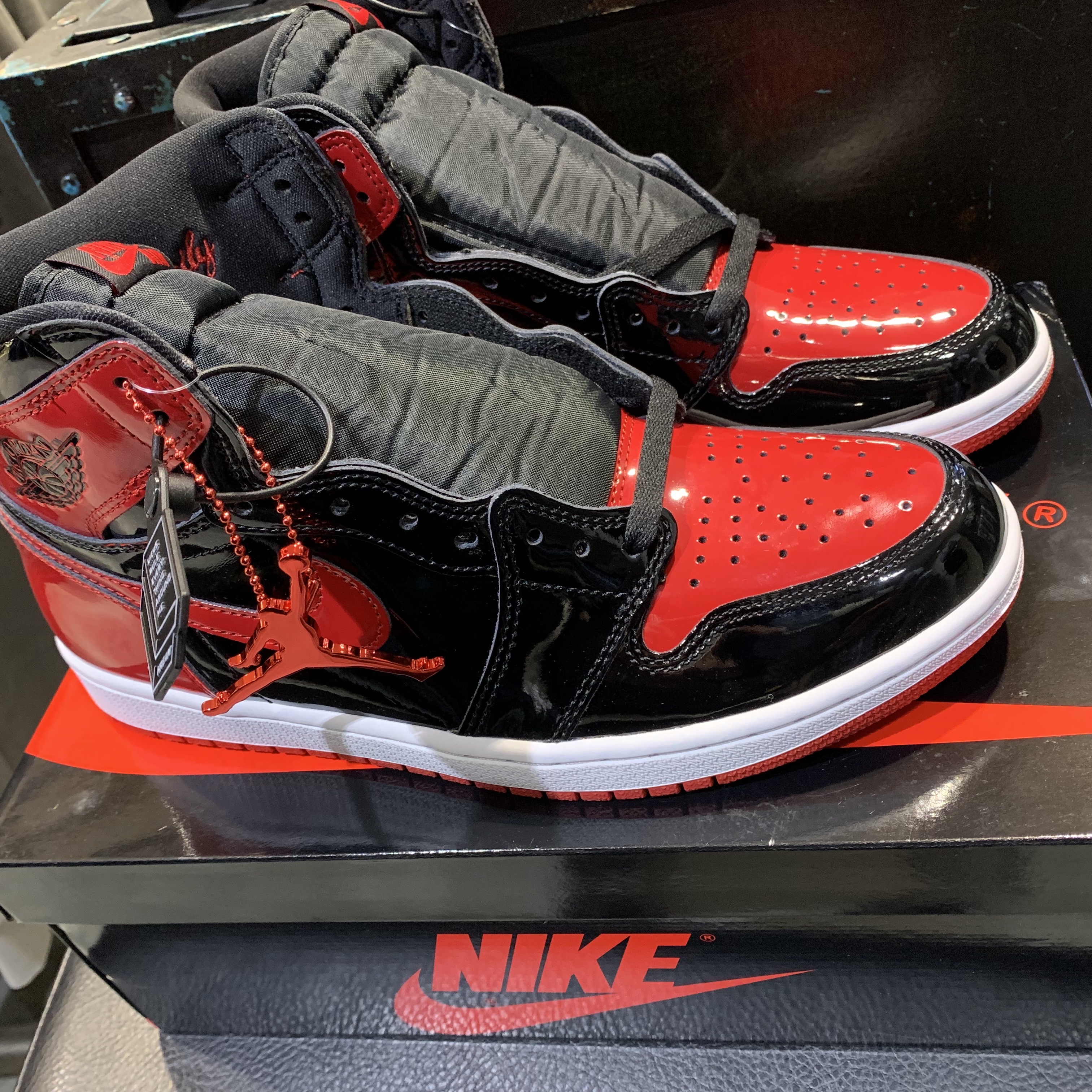 Jordan 1 Retro High OG Patent Bred 착용 스타일 - 3
