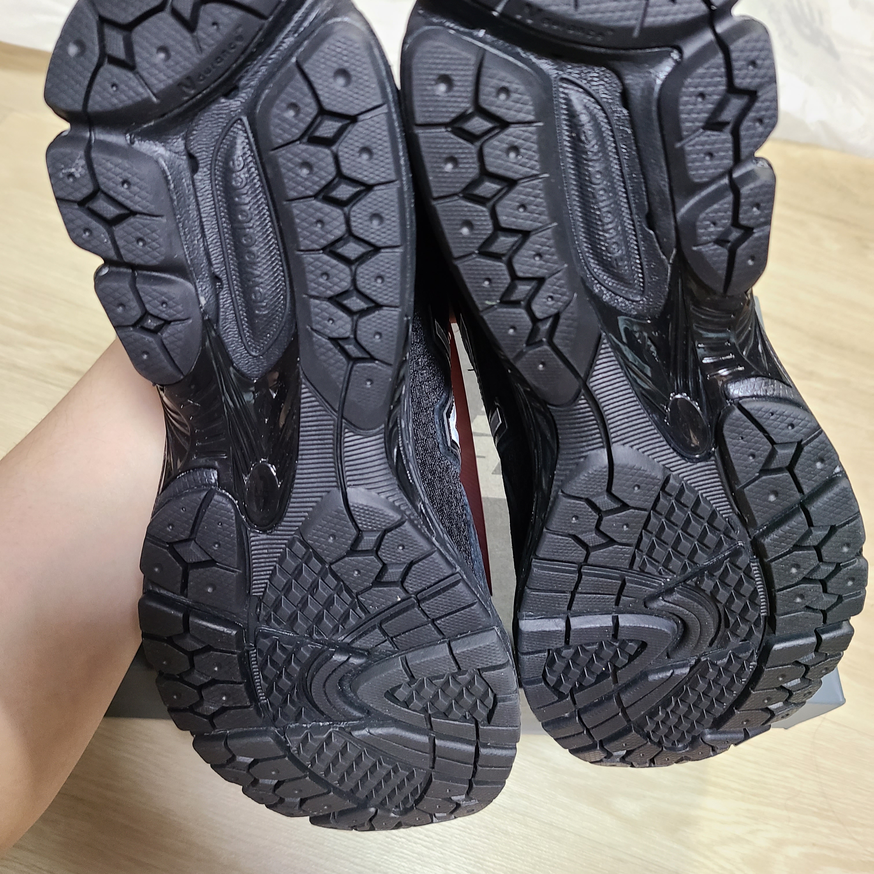 New Balance x Thisisneverthat 860v2 Black 착용 스타일 - 3