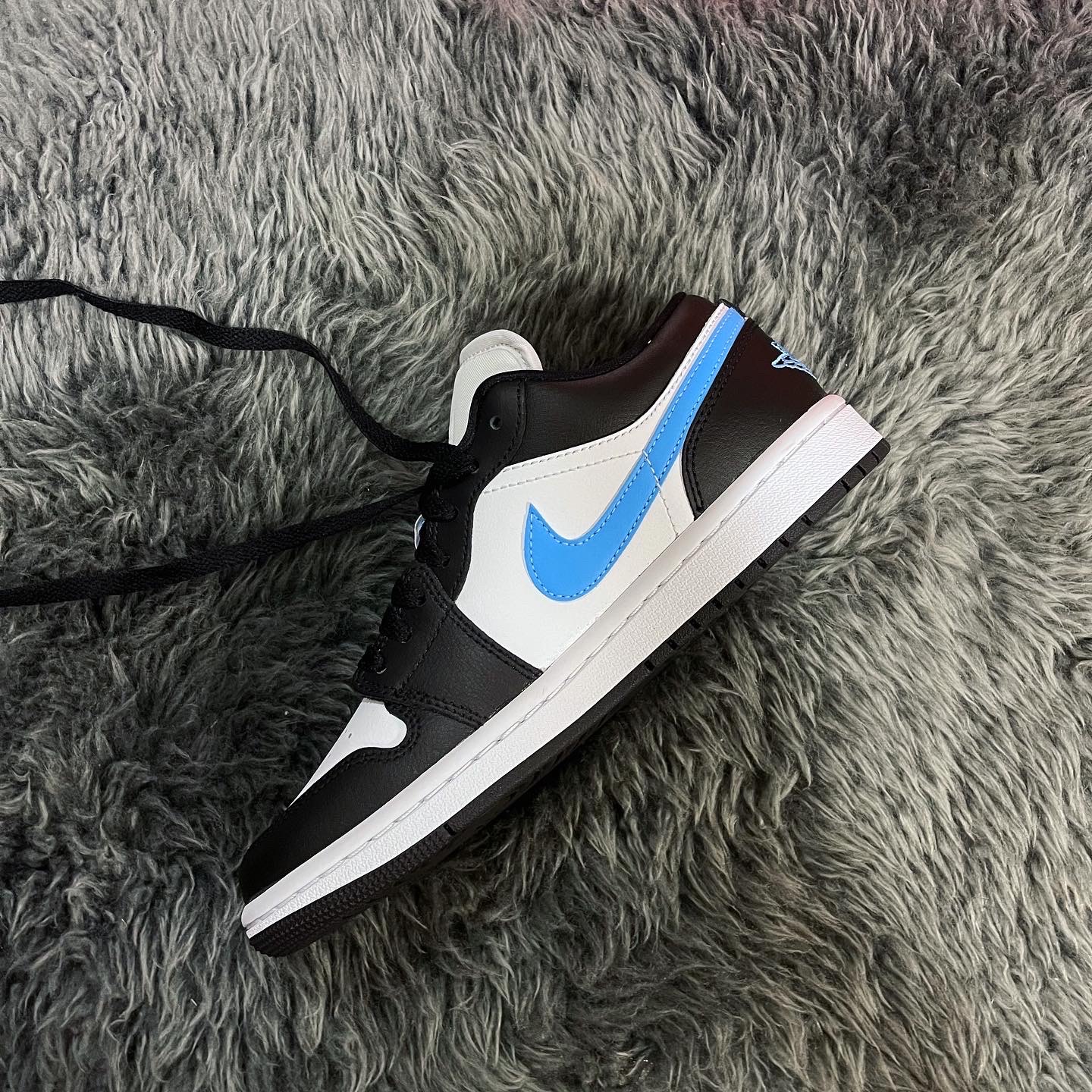 (W) Jordan 1 Low Black University Blue 착용 스타일 - 3