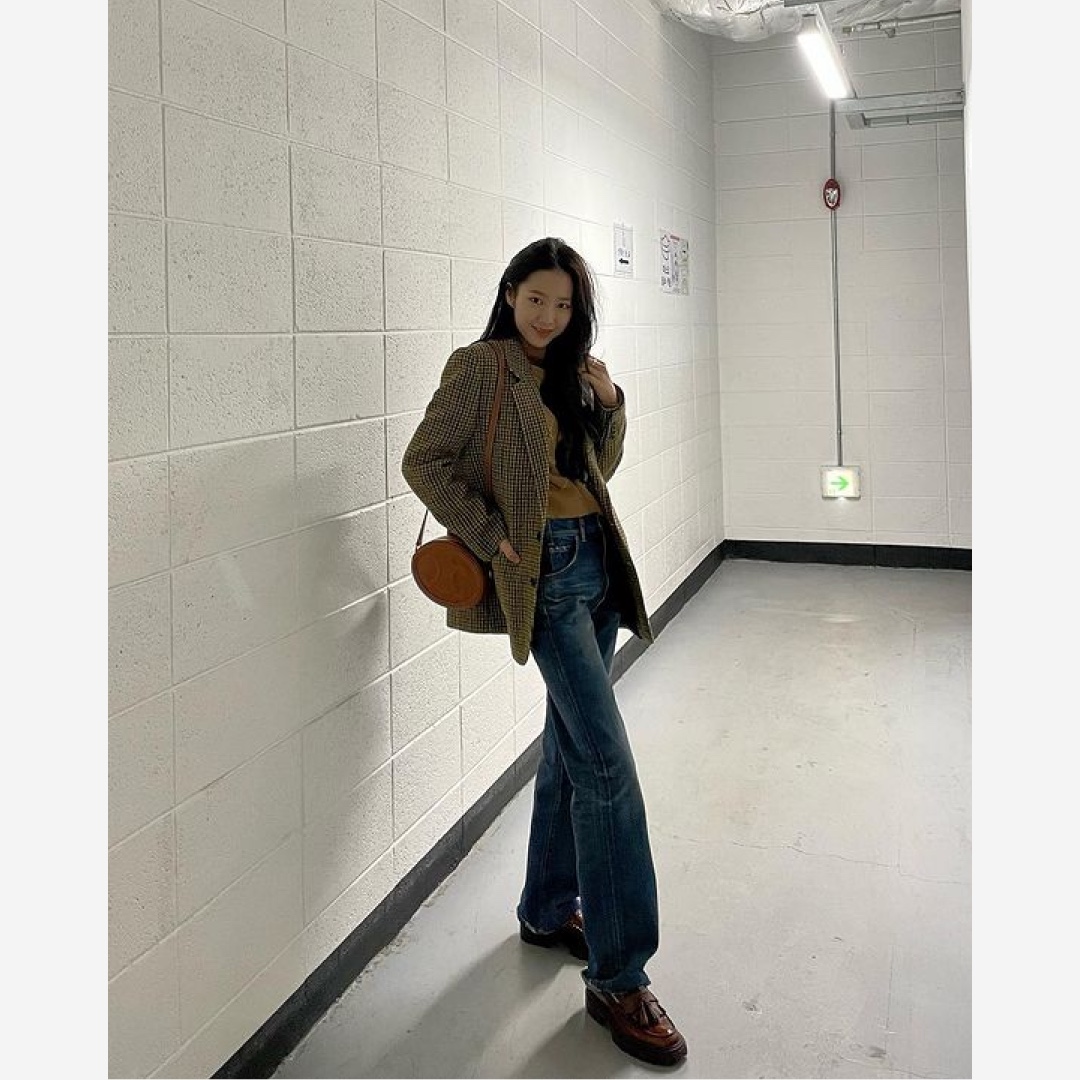 Celine Crossbody Oval Purse Cuir Triomphe in Smooth Calfskin Tan 착용 스타일 - 4