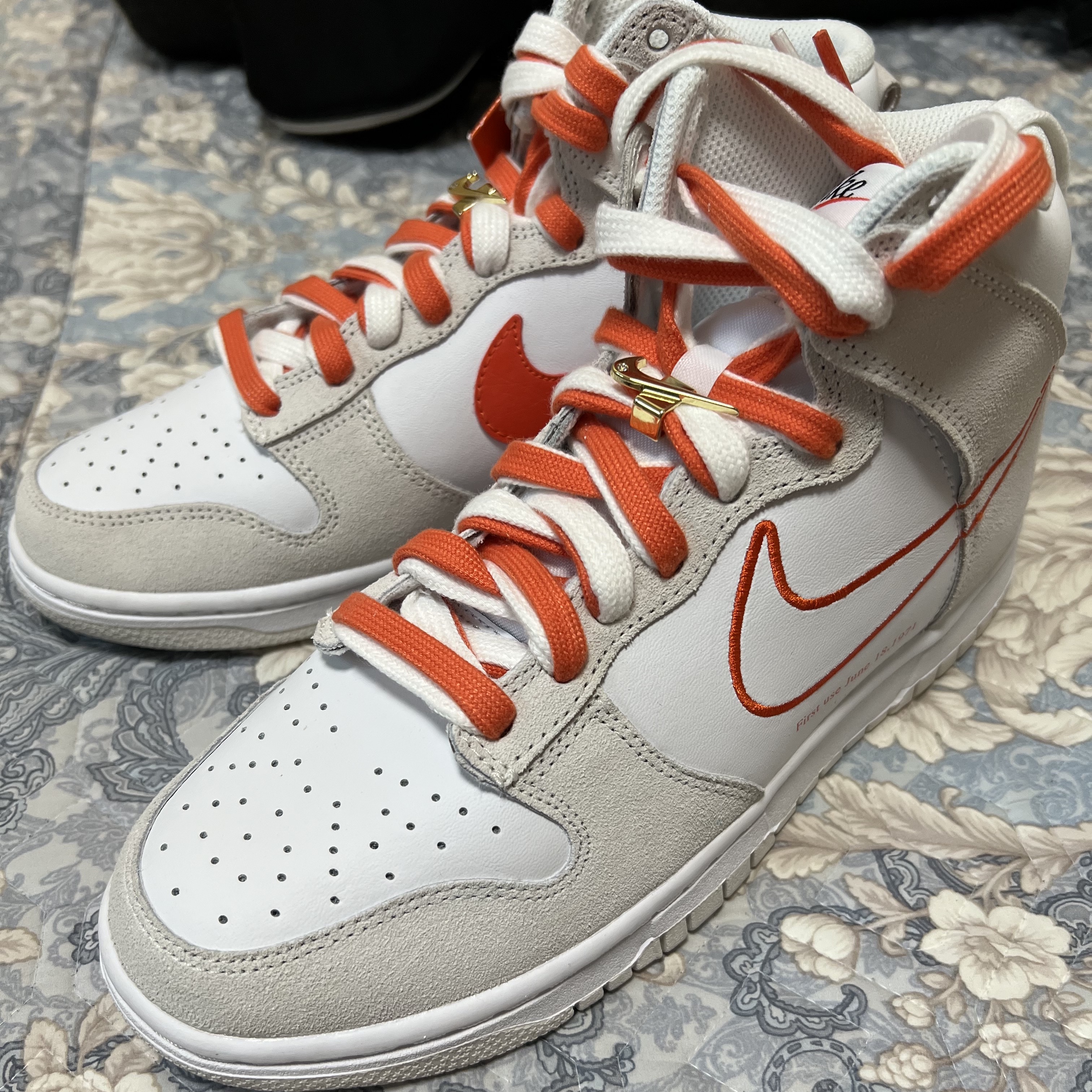 (W) Nike Dunk High SE First Use Sail University Orange 착용 스타일 - 1