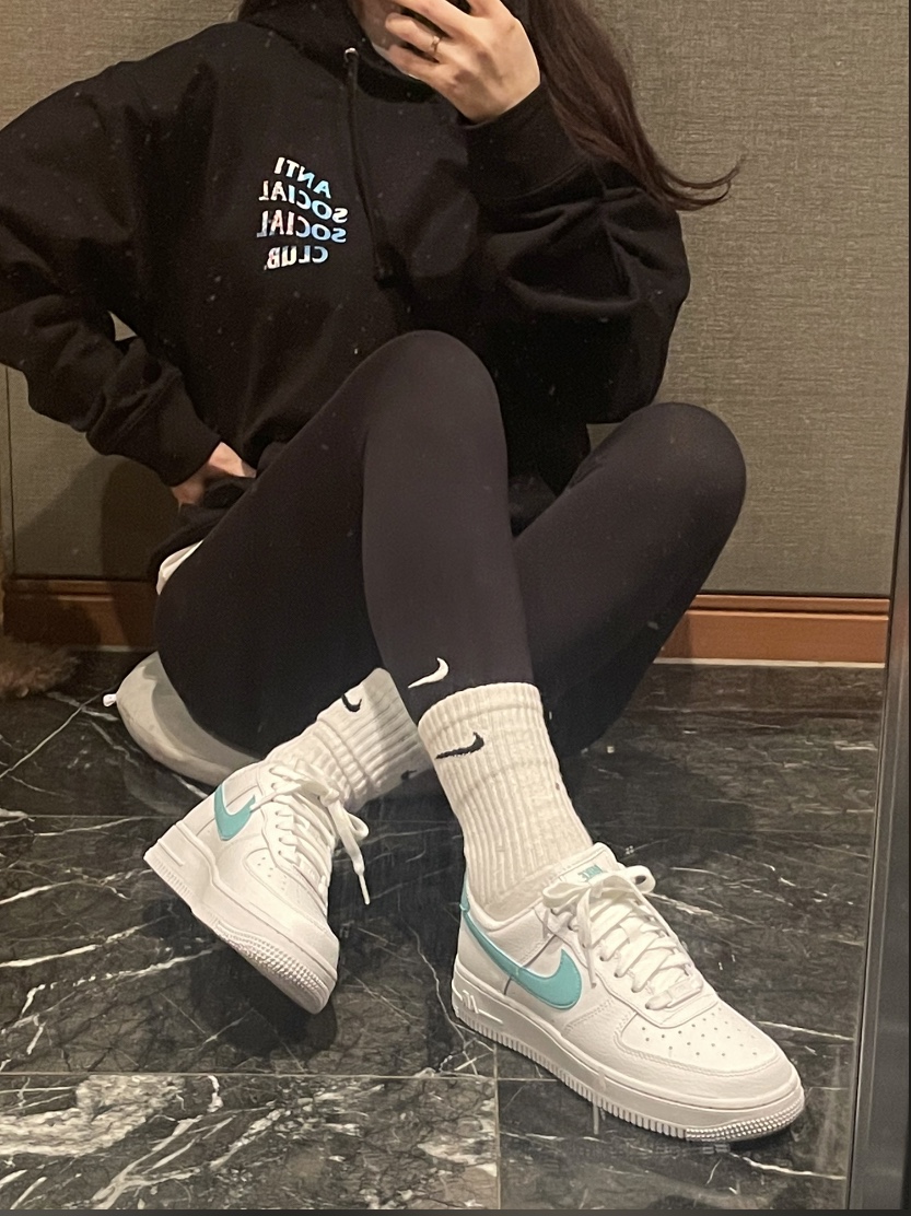 Nike Air Force 1 '07 LV8 Athletic Club Black Dark Sulfur, (GS) Nike Air Force 1 LV8 Athletic Club Black Dark Sulfur 착용 스타일 - 2