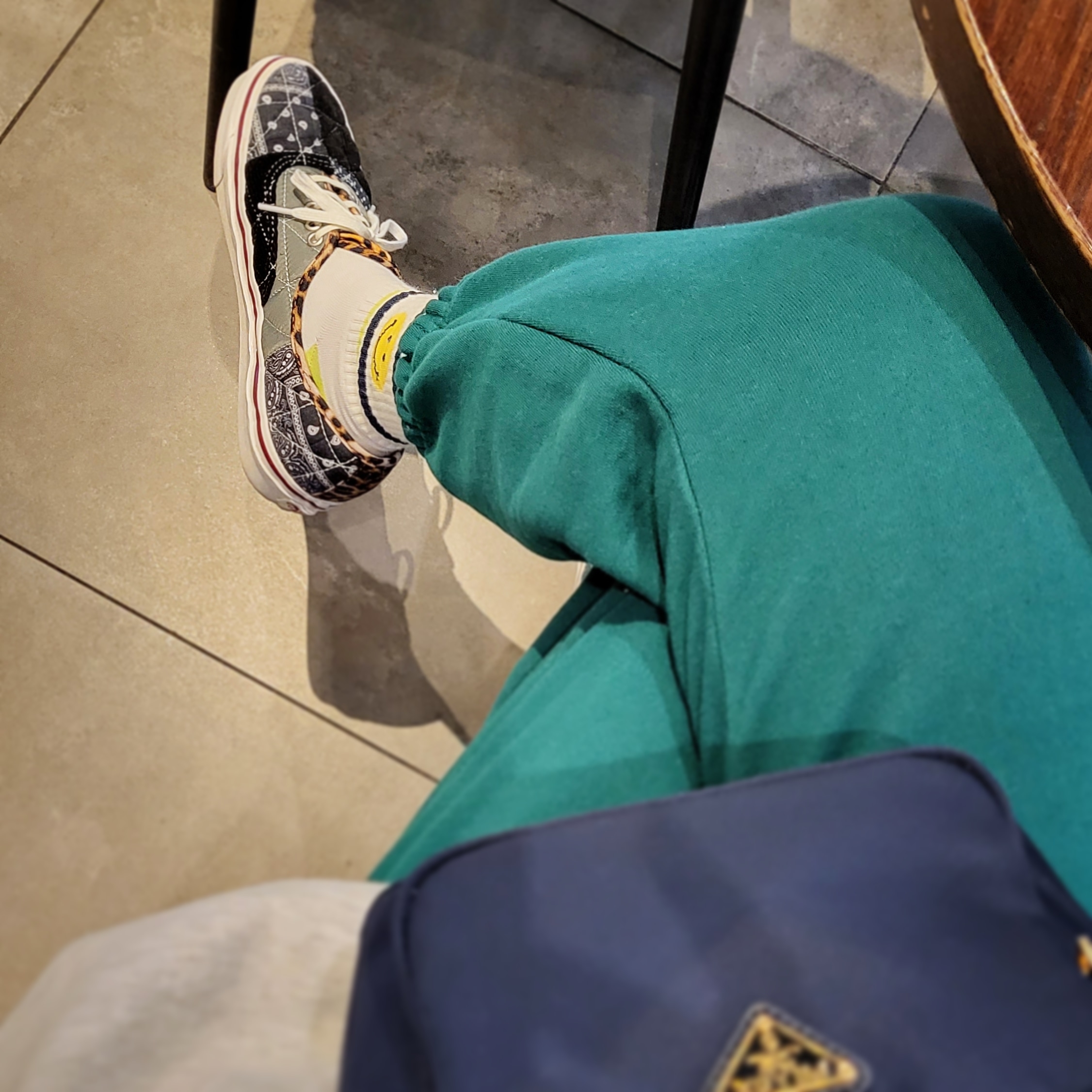 Prada Duet Re-Nylon Shoulder Bag Black Gold, Vans Authentic 44 DX Patchwork Anaheim Factory Quilted Mix 착용 스타일 - 1