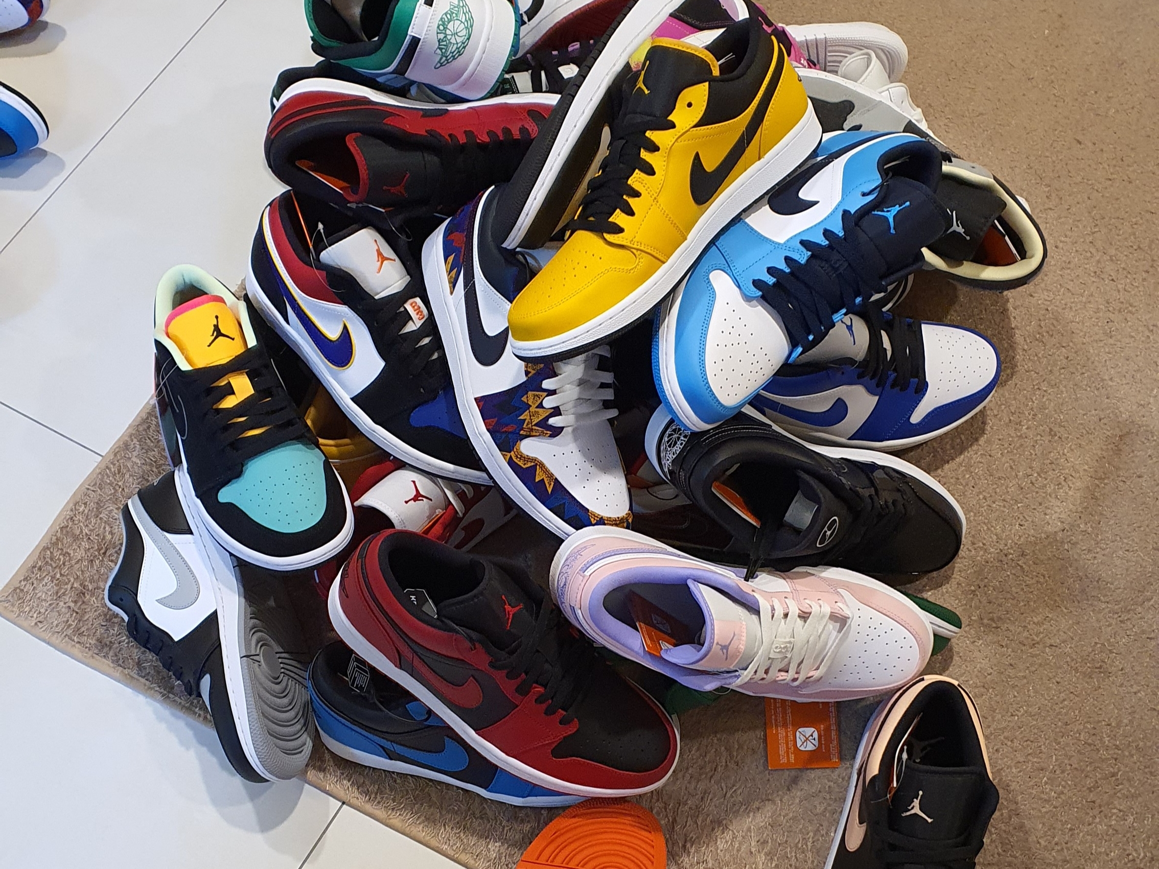 Jordan 1 Low Hyper Royal, Jordan 1 Low Gym Red White 착용 스타일 - 3