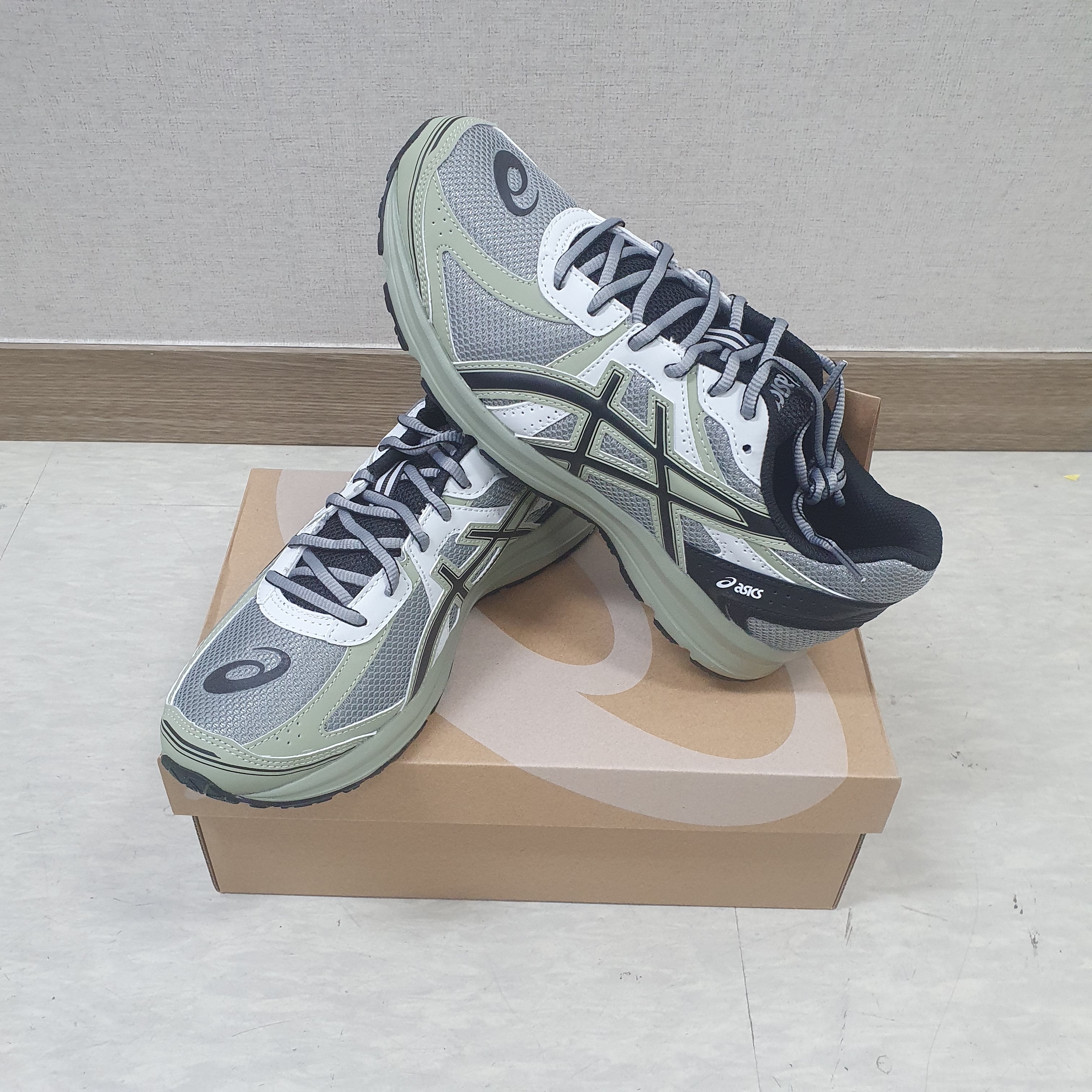 Asics Jog 100 S Sheet Rock - 2E Wide 착용 스타일 - 1