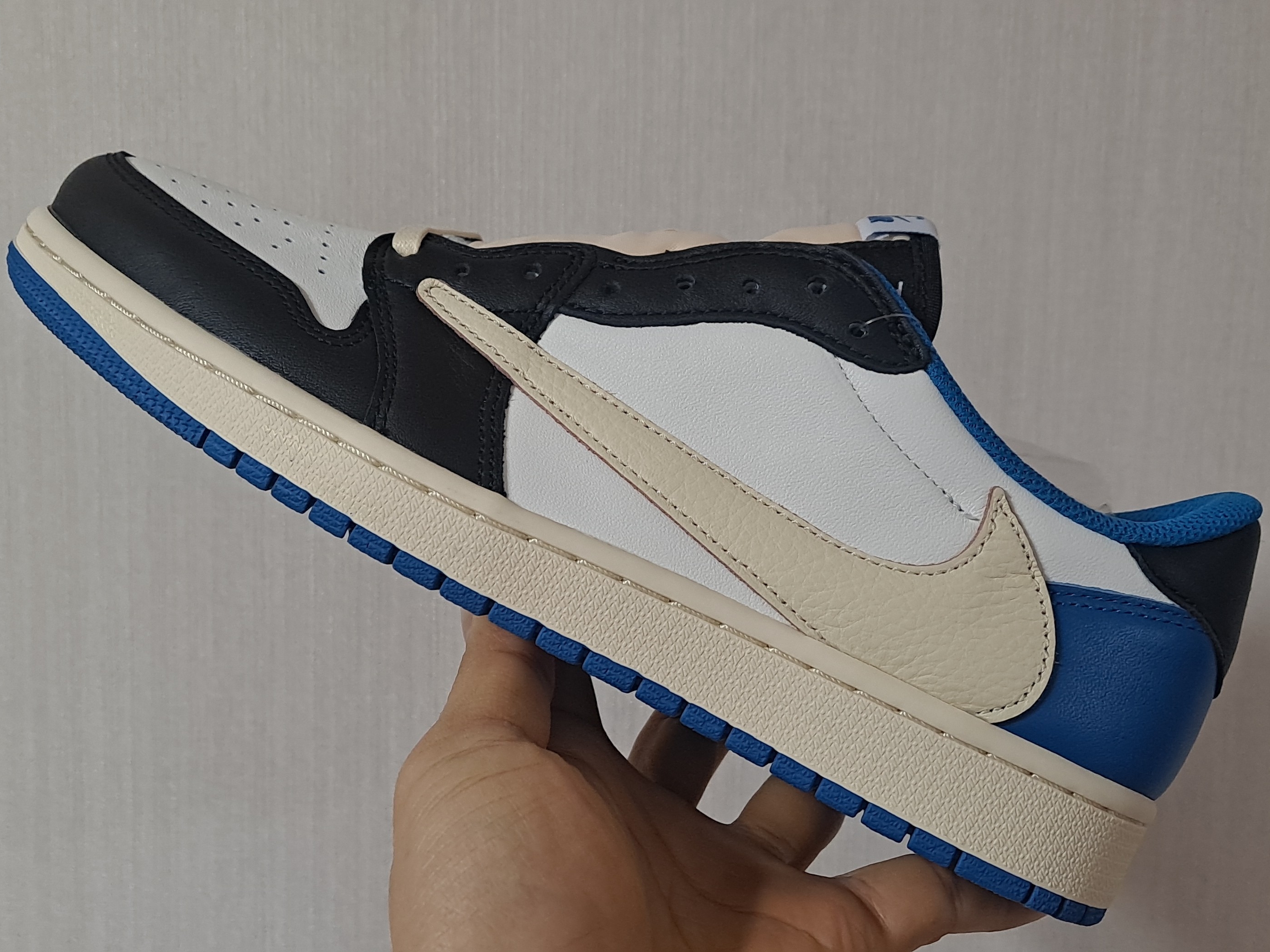 Jordan 1 x Travis Scott x Fragment Retro Low OG SP Military Blue 착용 스타일 - 1