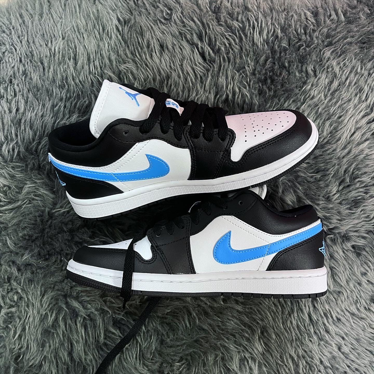 (W) Jordan 1 Low Black University Blue 착용 스타일 - 2