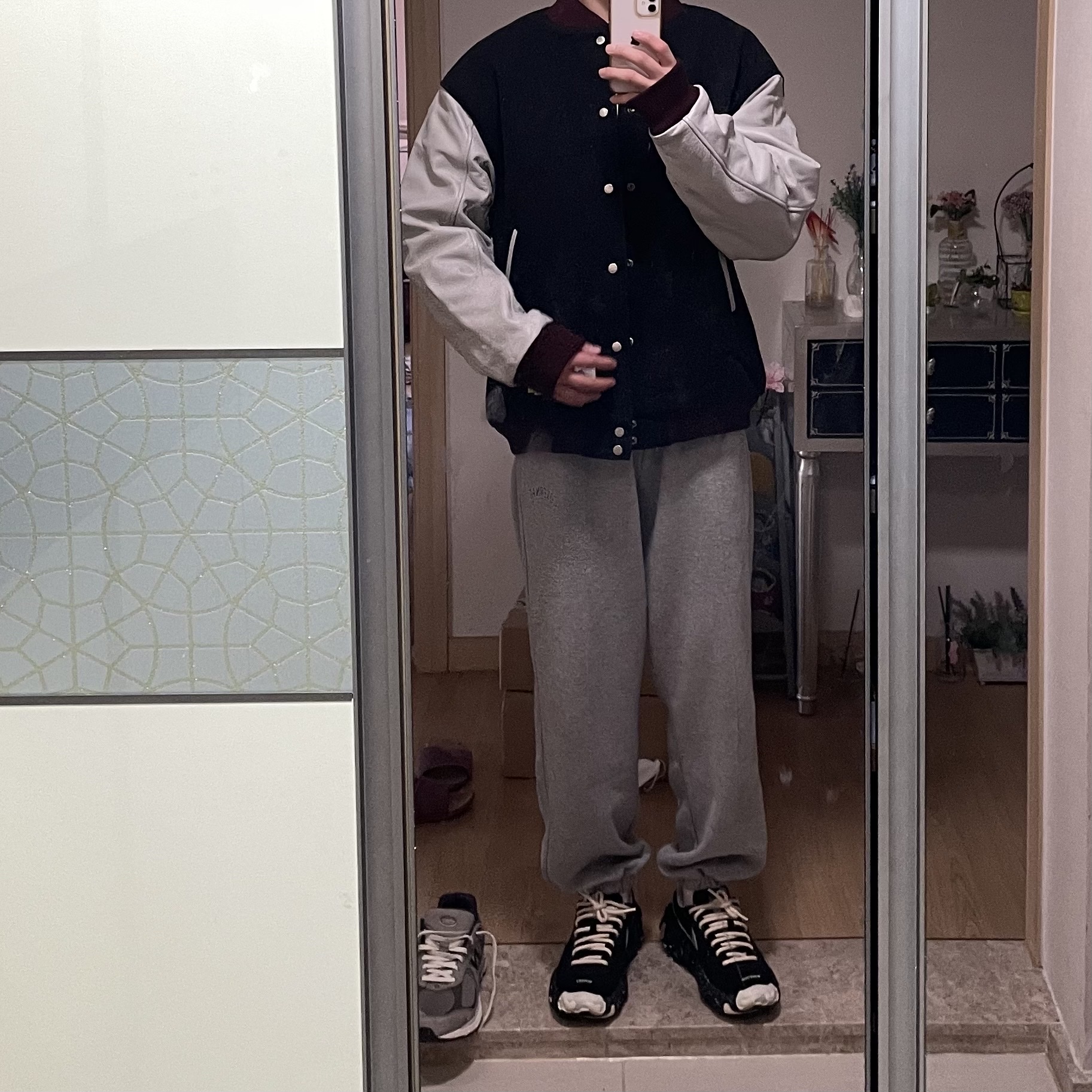 New Balance x Thisisneverthat Varsity Jacket Charcoal 착용 스타일 - 1