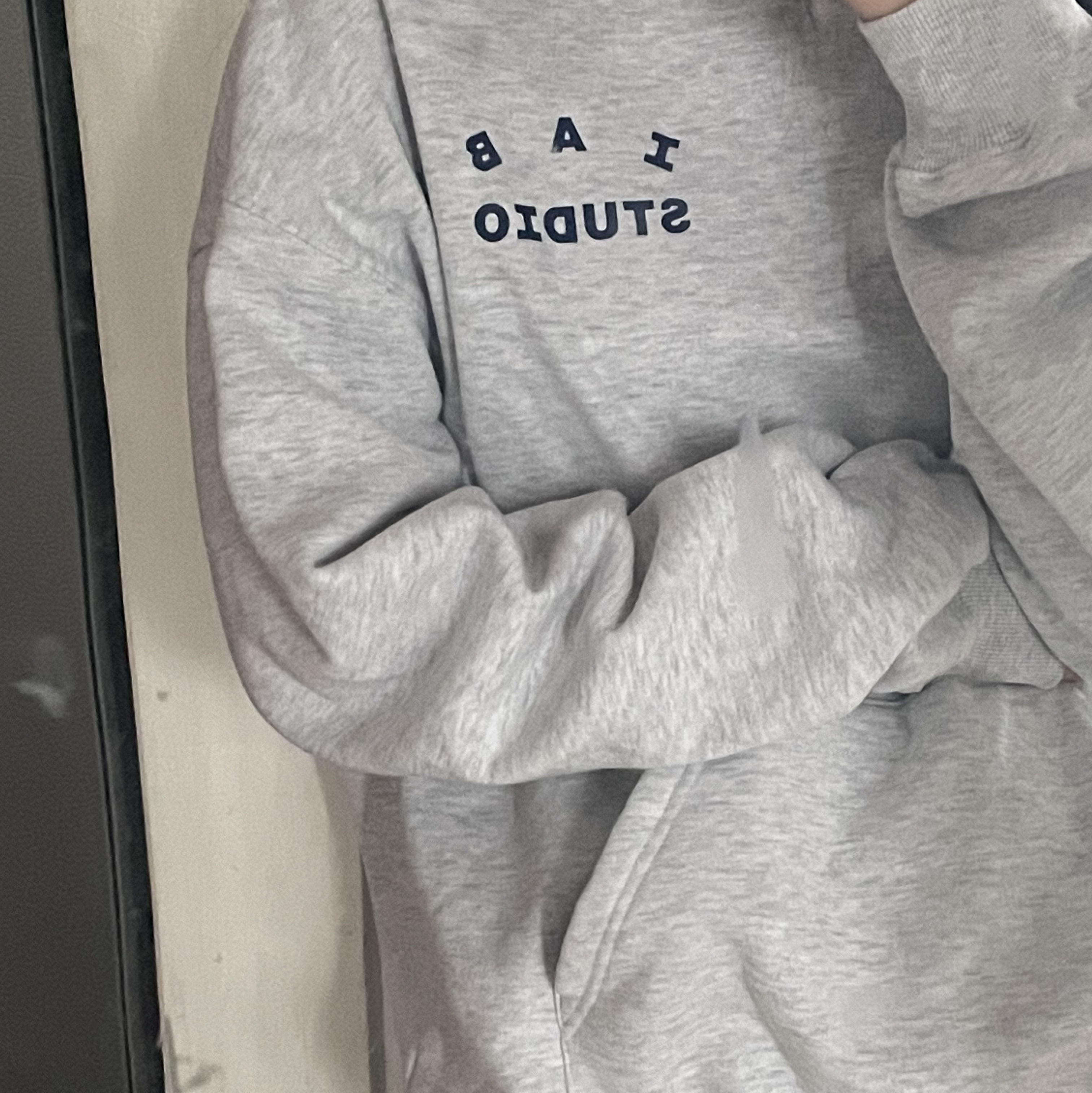 IAB Studio Hoodie Light Gray 착용 스타일 - 2