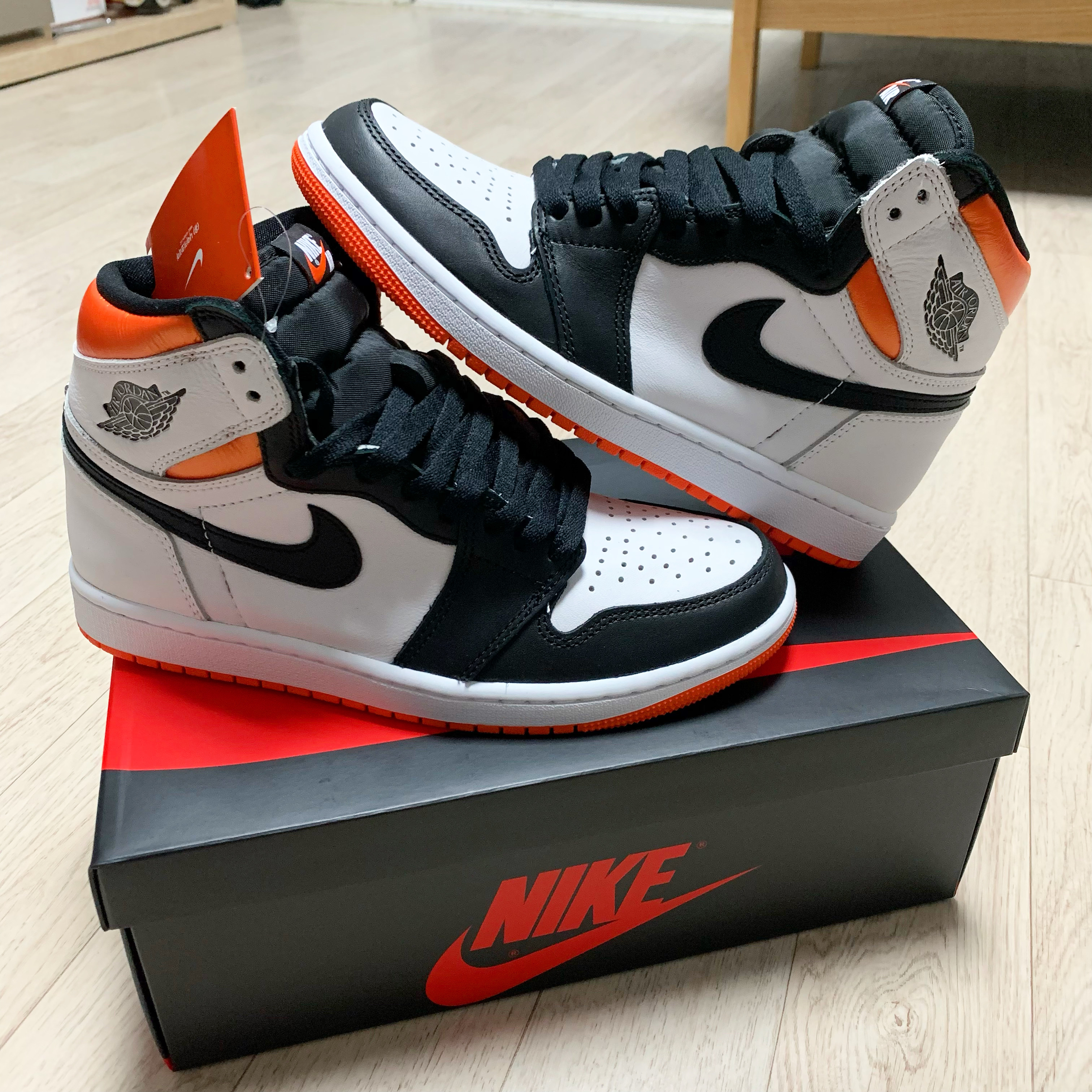 Jordan 1 Retro High OG Electro Orange 착용 스타일