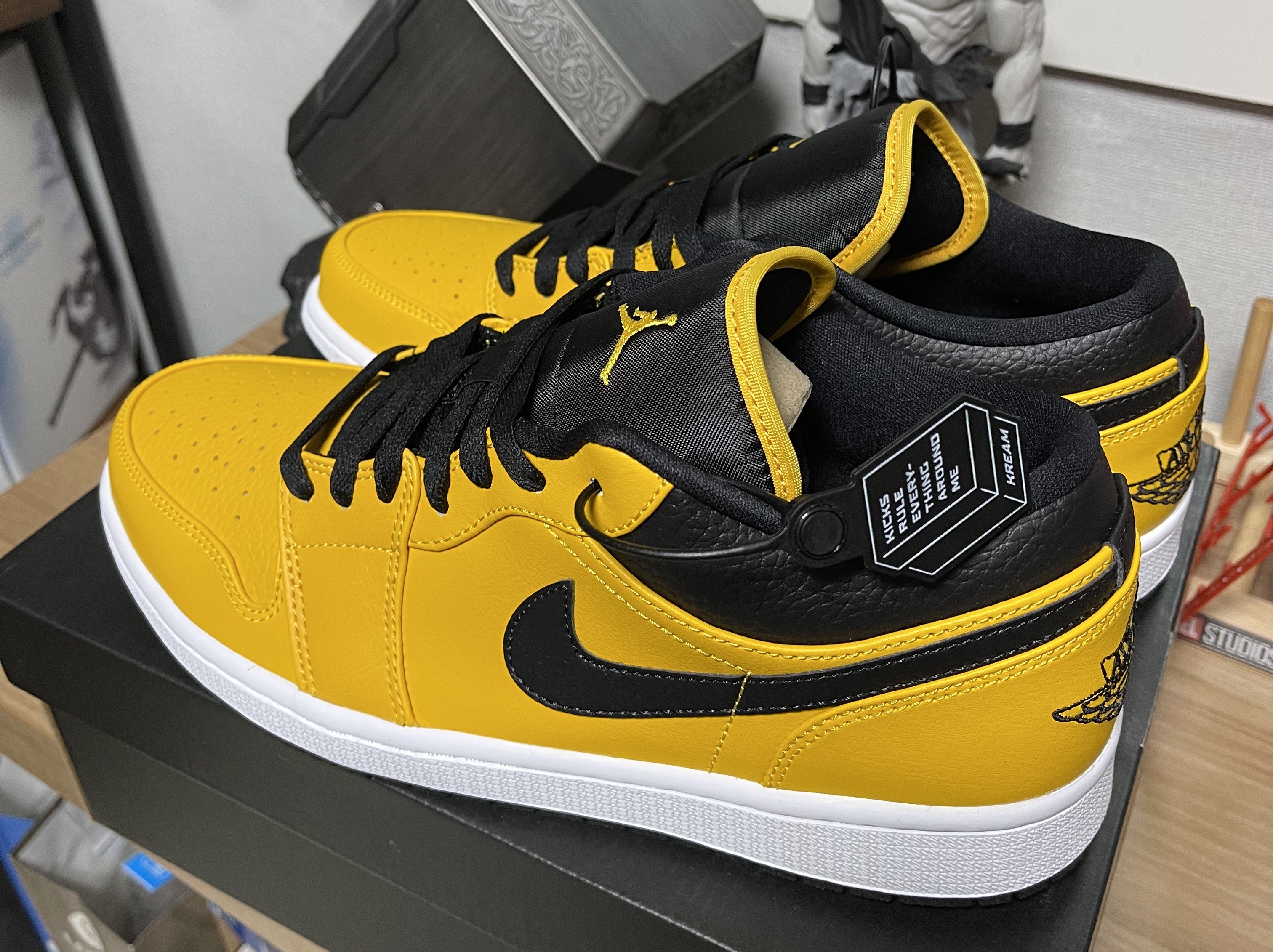 Jordan 1 Low University Gold Black 착용 스타일