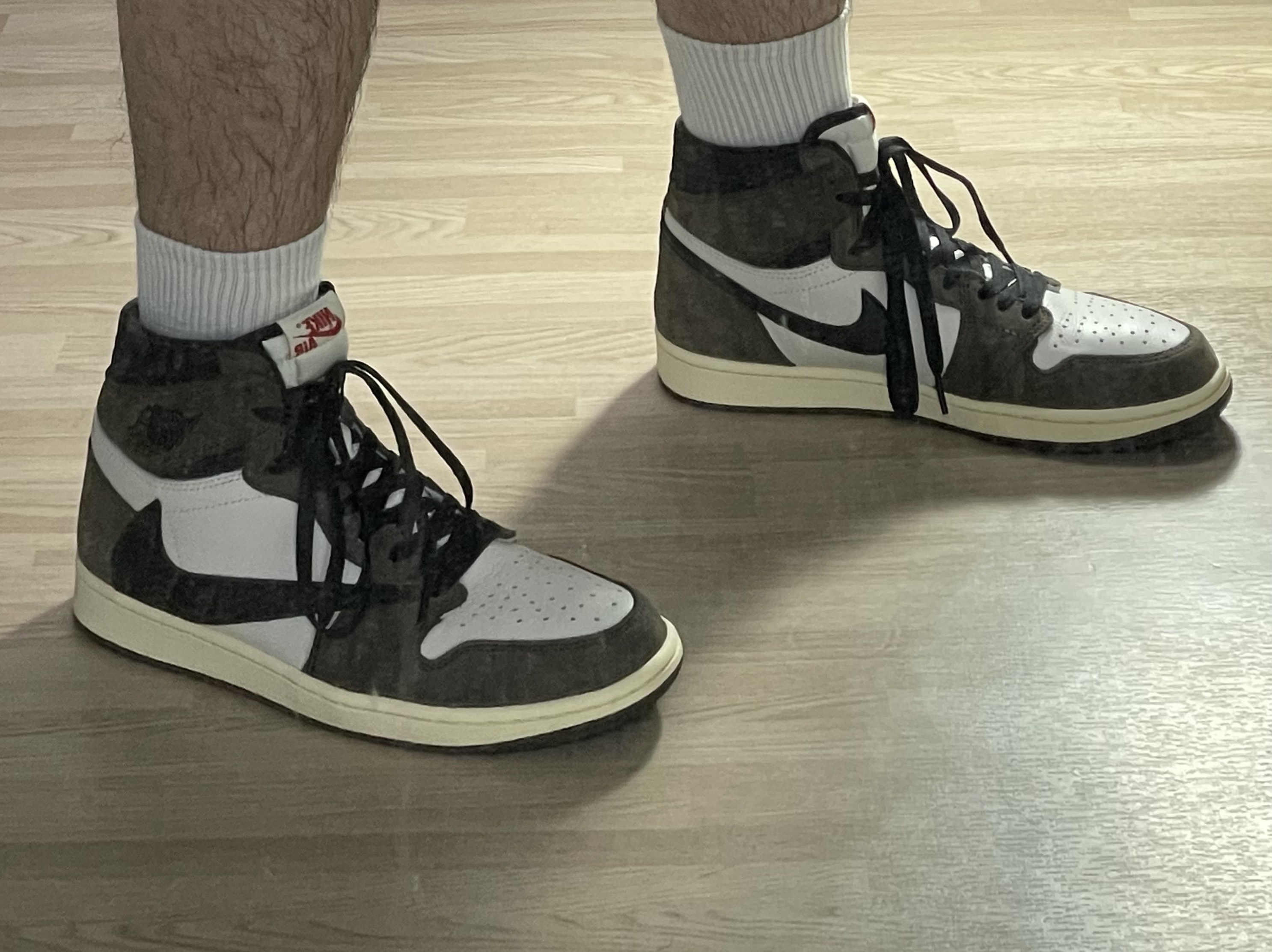 Jordan 1 x Travis Scott Retro High OG SP Mocha 착용 스타일 - 2