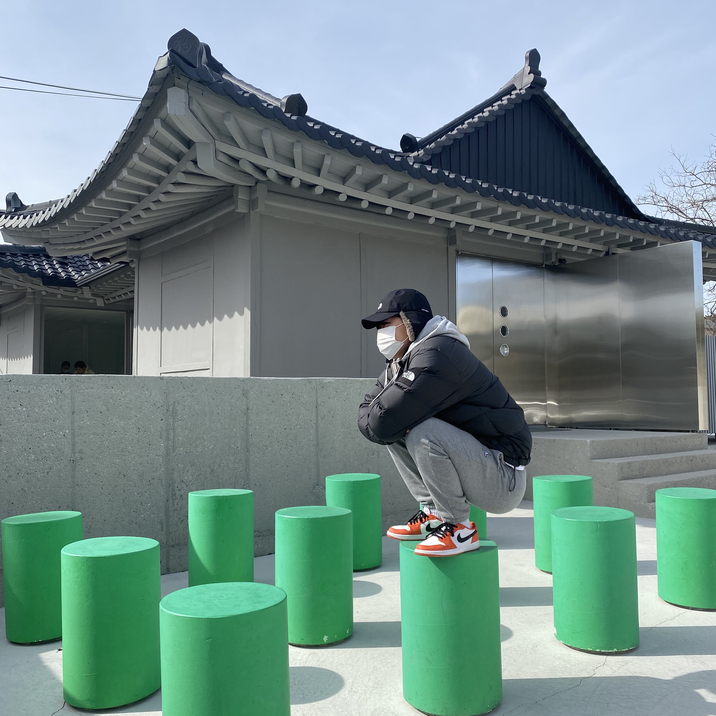 Jordan 1 Low OG Starfish, The North Face 1992 Nuptse Jacket Charcoal 착용 스타일