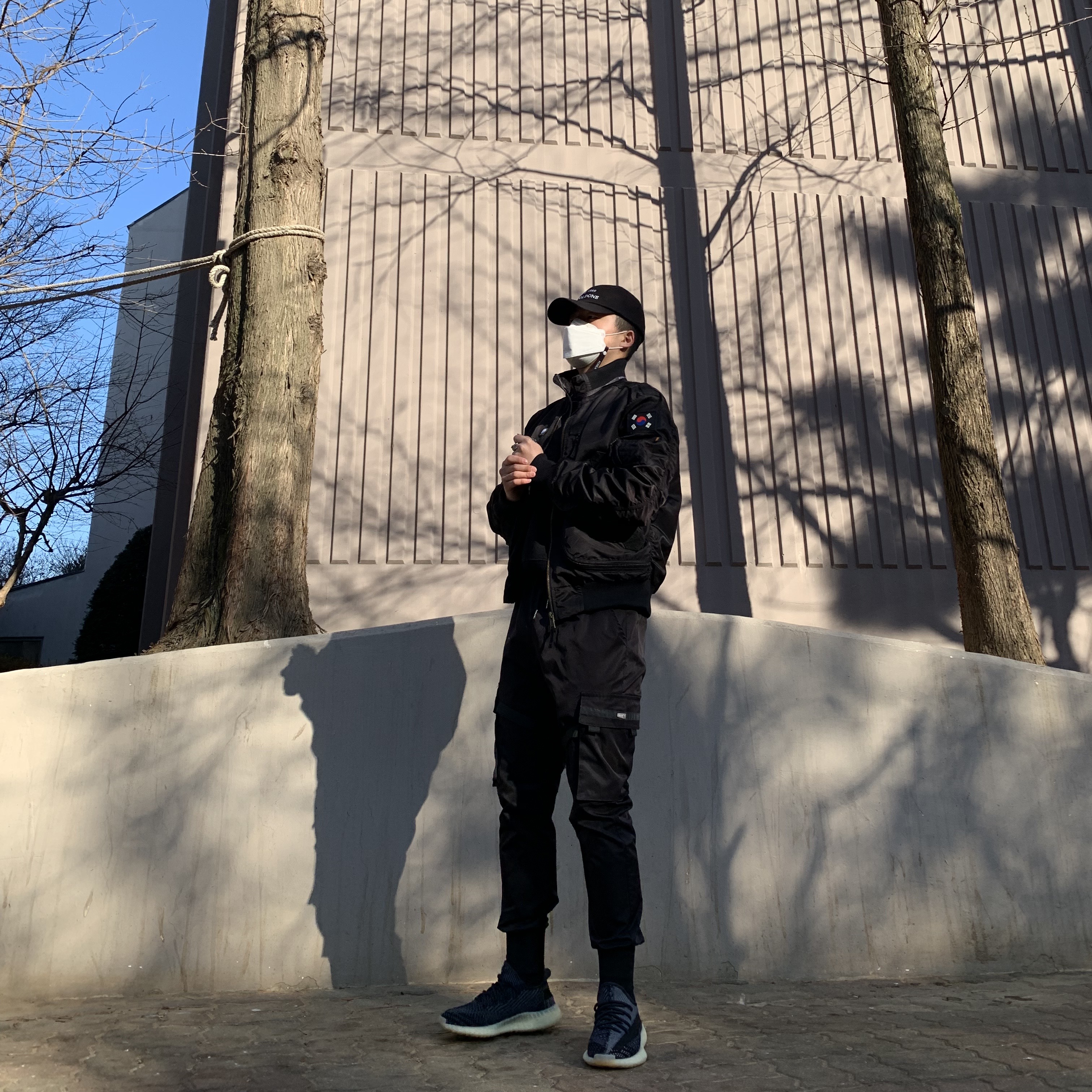 Adidas Yeezy Boost 350 V2 Carbon 착용 스타일 - 1