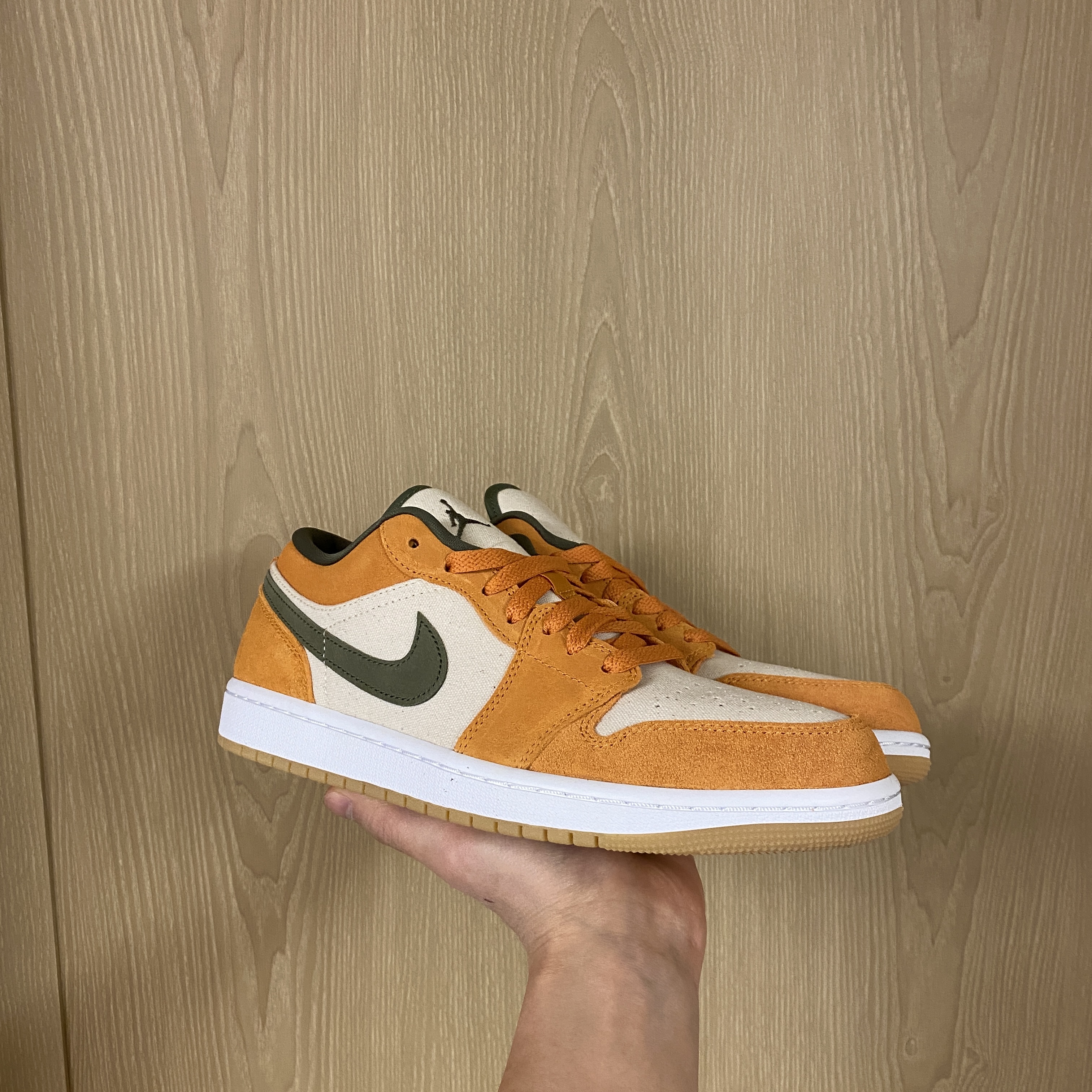 Jordan 1 Low SE Light Curry 착용 스타일 - 1