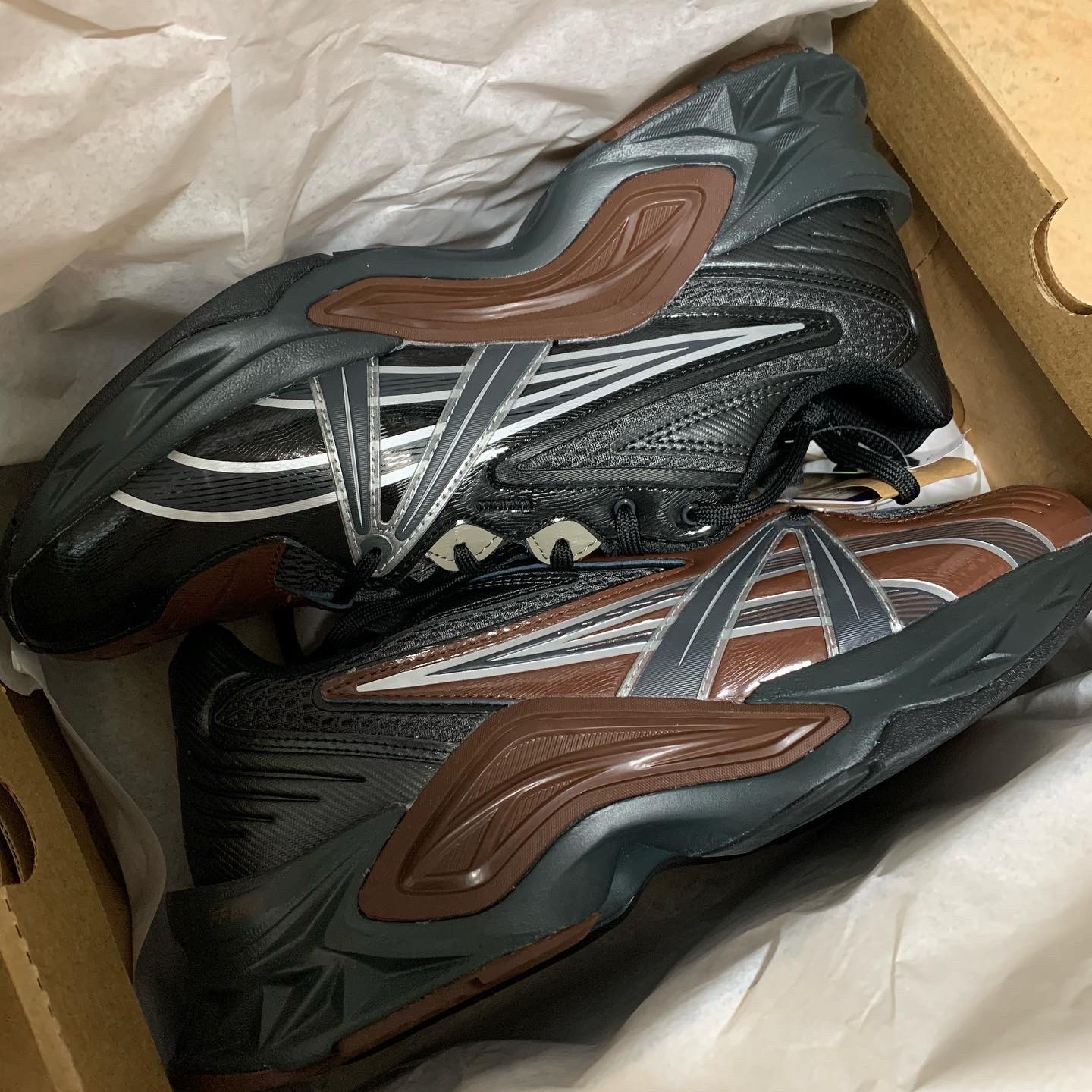 Asics HN2-S Protoblast Chocolate Brown 착용 스타일
