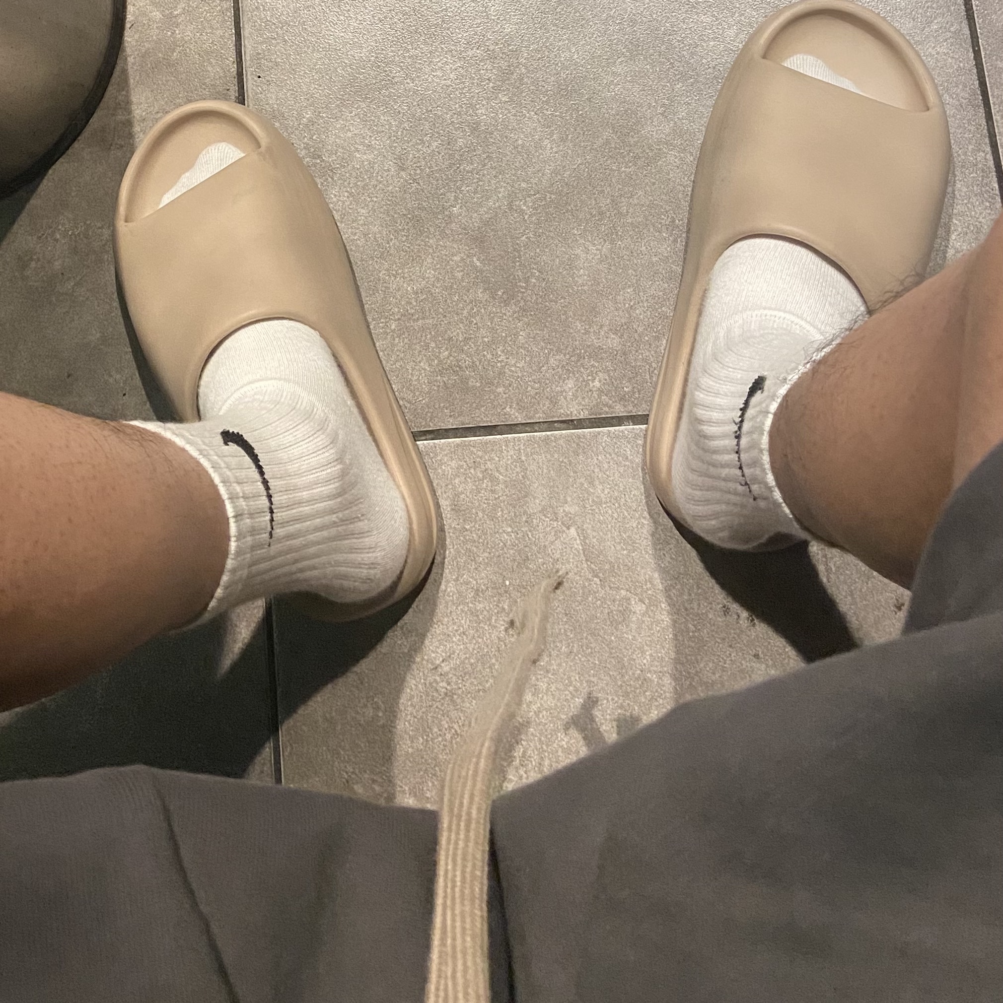 Adidas Yeezy Slide Pure 착용 스타일