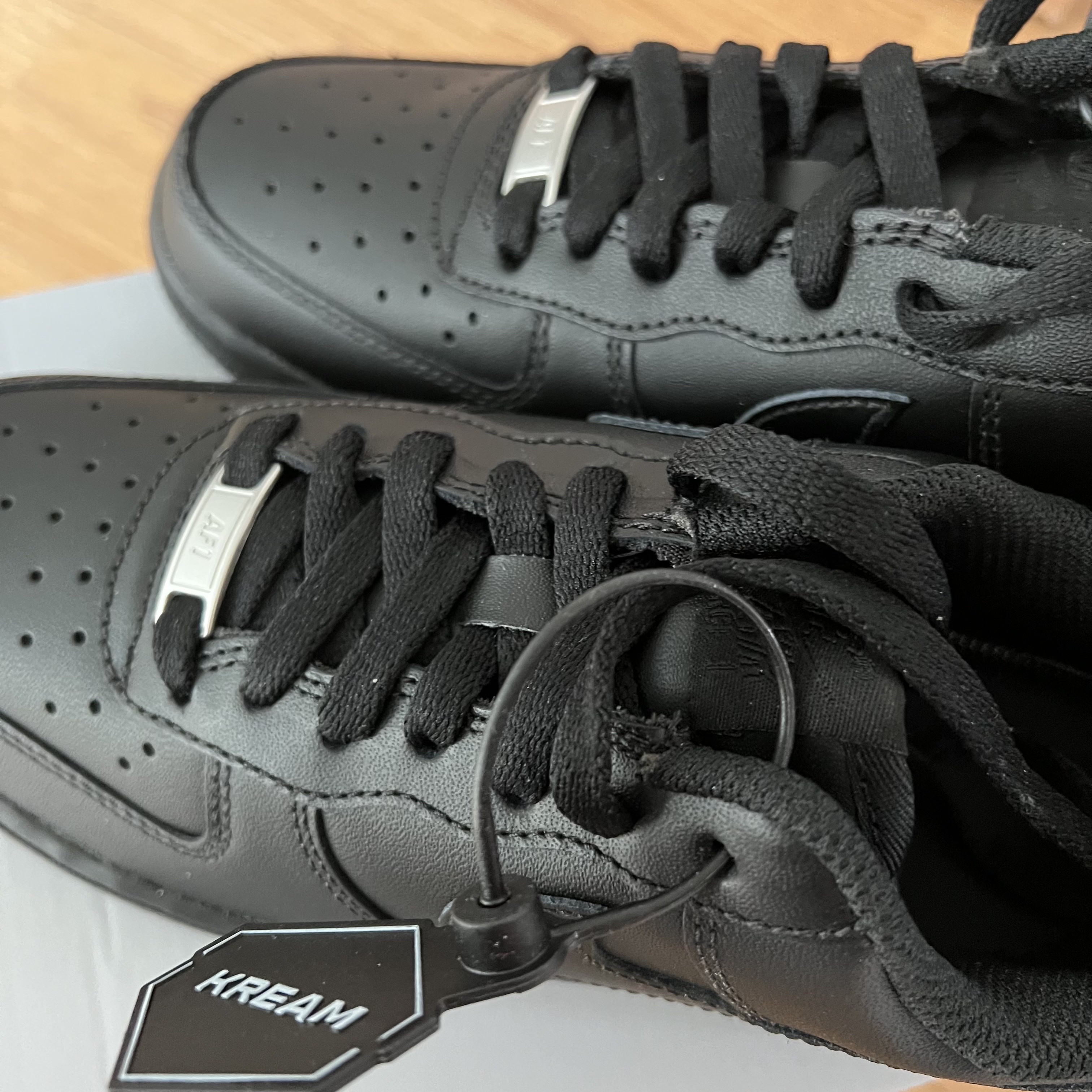 Nike Air Force 1 '07 Low Triple Black 착용 스타일 - 1