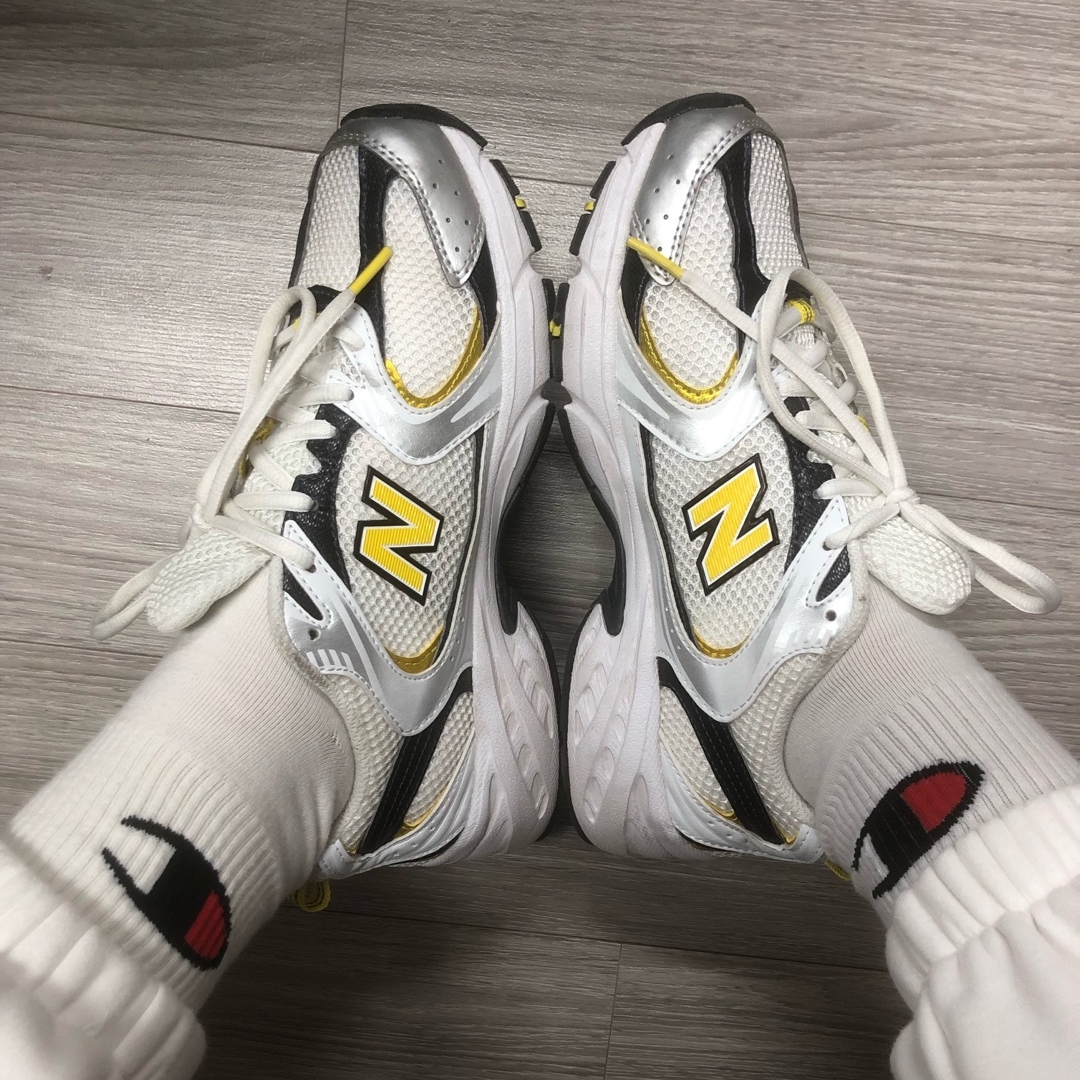 New Balance 530 White Yellow 착용 스타일 - 2