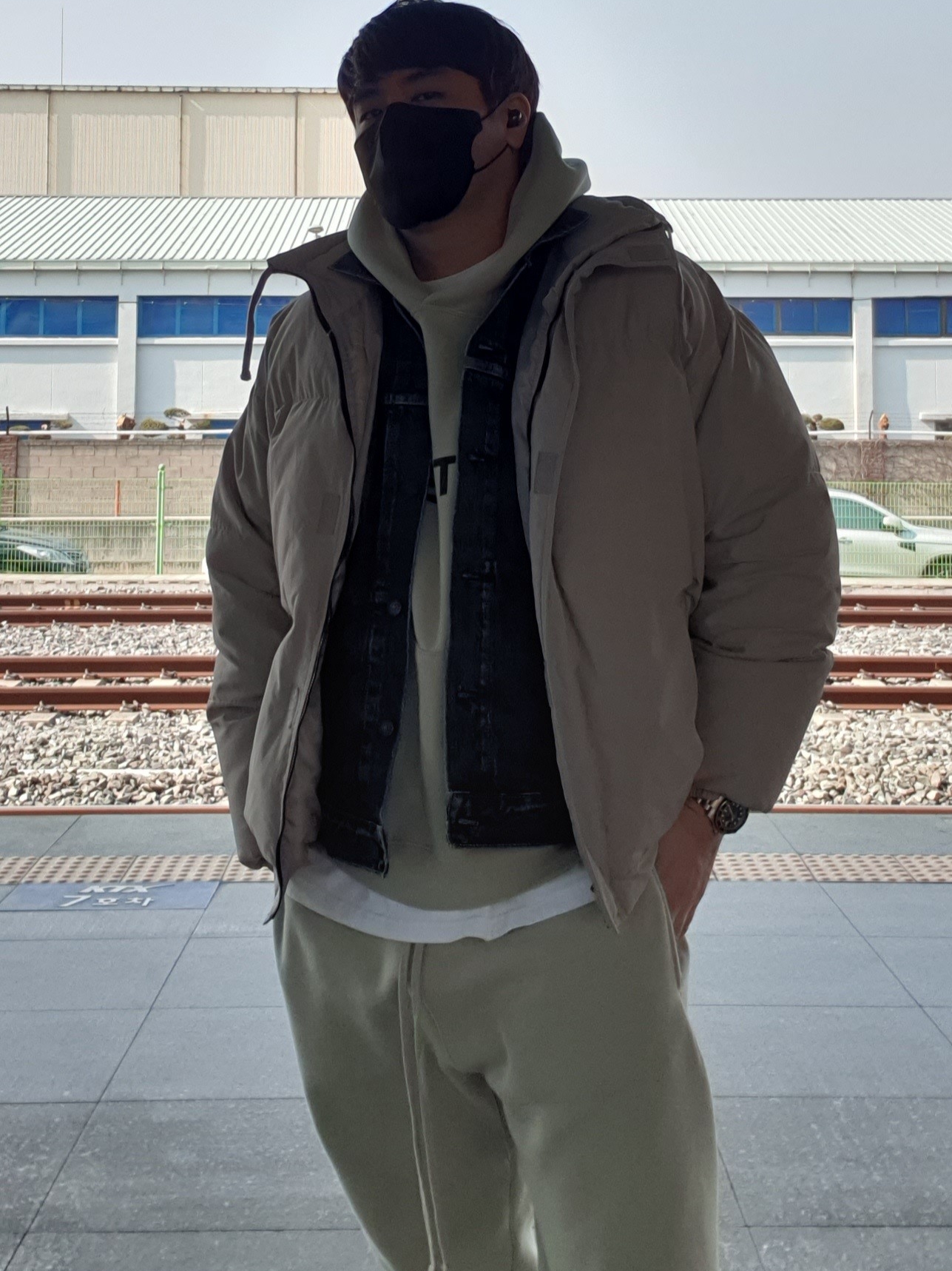 Essentials 3D Silicon Applique Pullover Hoodie Alfafa Sage - 20FW, Essentials Sweatpants Alfafa Sage - 20FW 착용 스타일 - 1