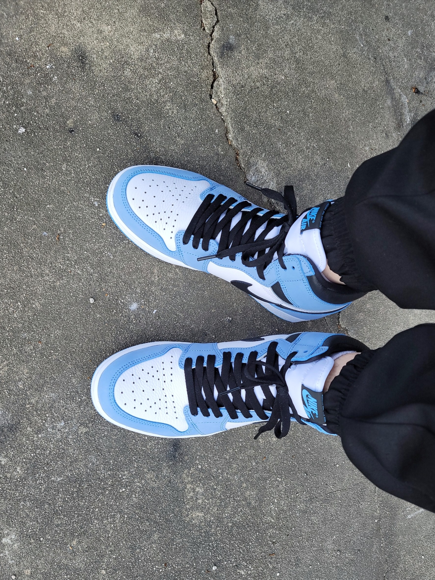 Jordan 1 Retro High OG University Blue 착용 스타일 - 2