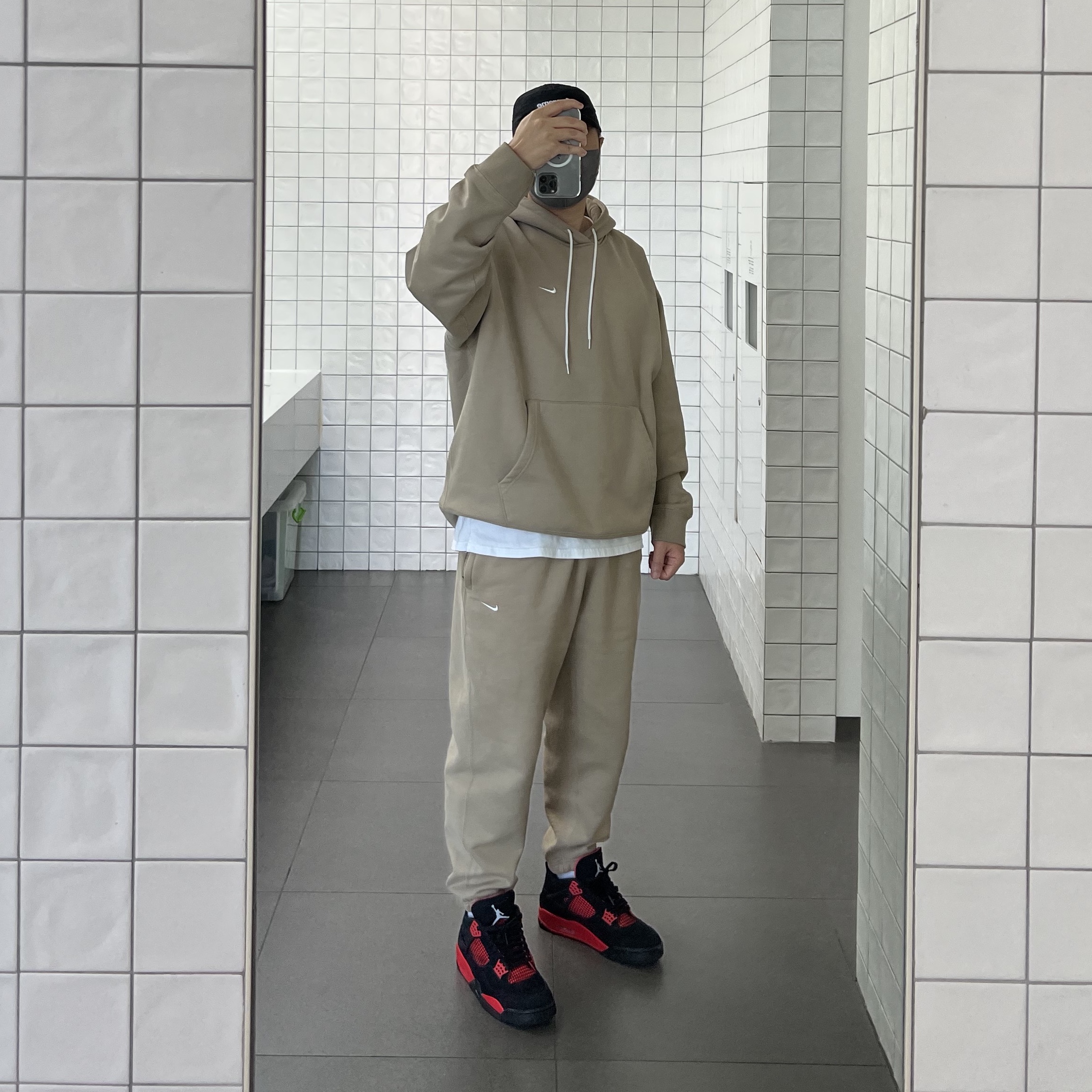 Jordan 4 Retro Crimson, Nike NRG Solo Swoosh Fleece Hoodie Khaki - US/EU 착용 스타일