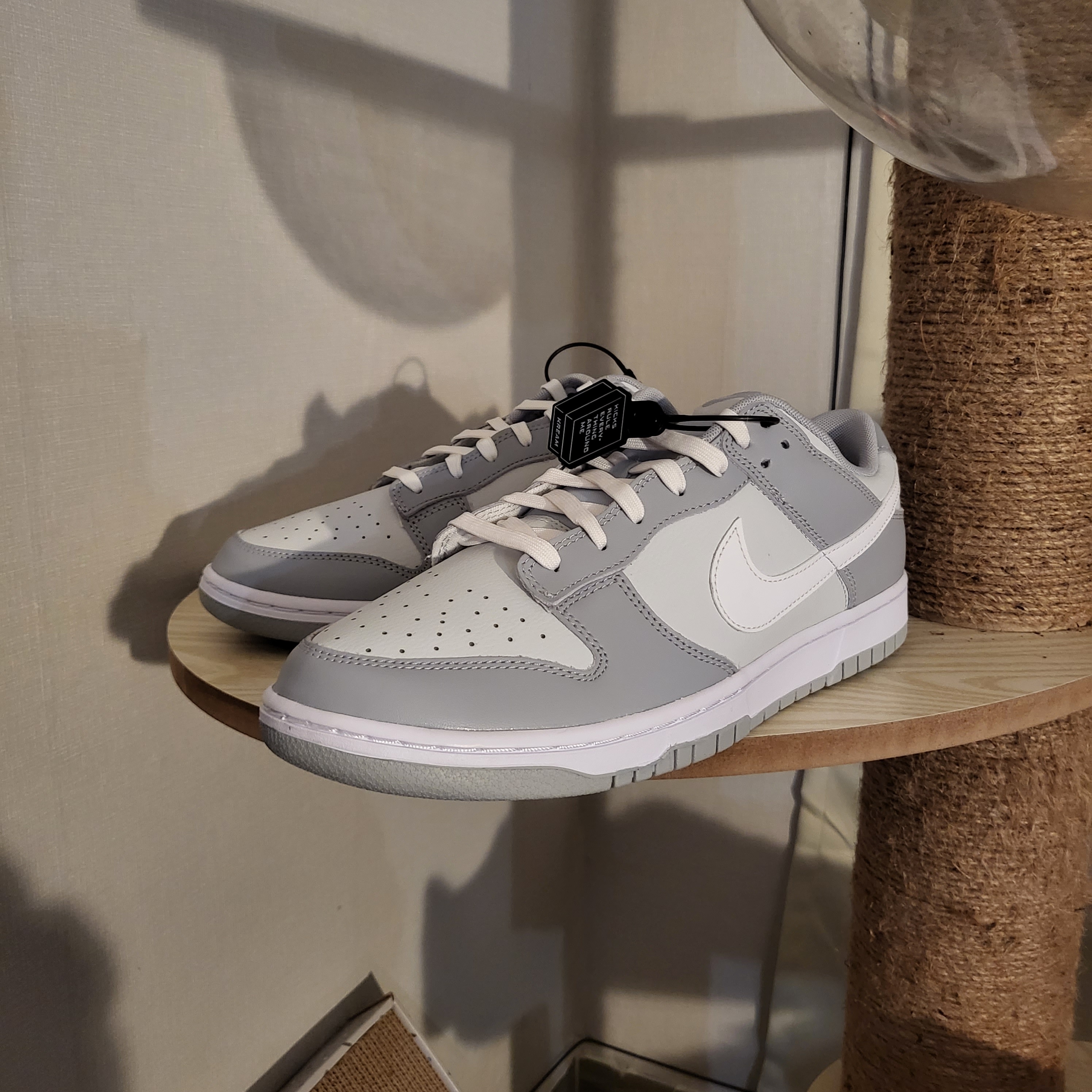 (W) Nike Dunk Low SE Heirloom, Jordan 1 Low Golf Triple White 착용 스타일 - 5