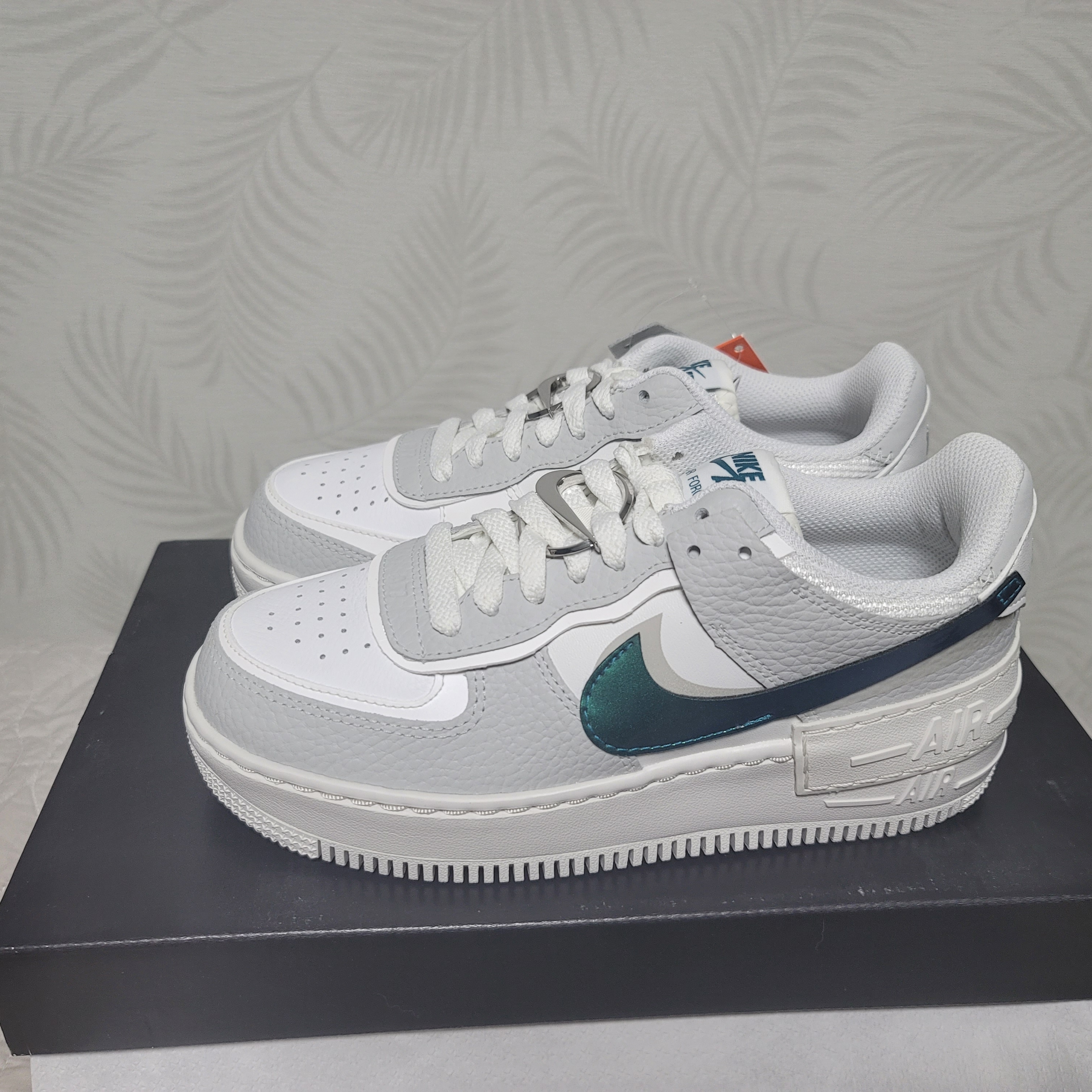 (W) Nike Air Force 1 Shadow Grey Fog Bright Spruce 착용 스타일 - 1