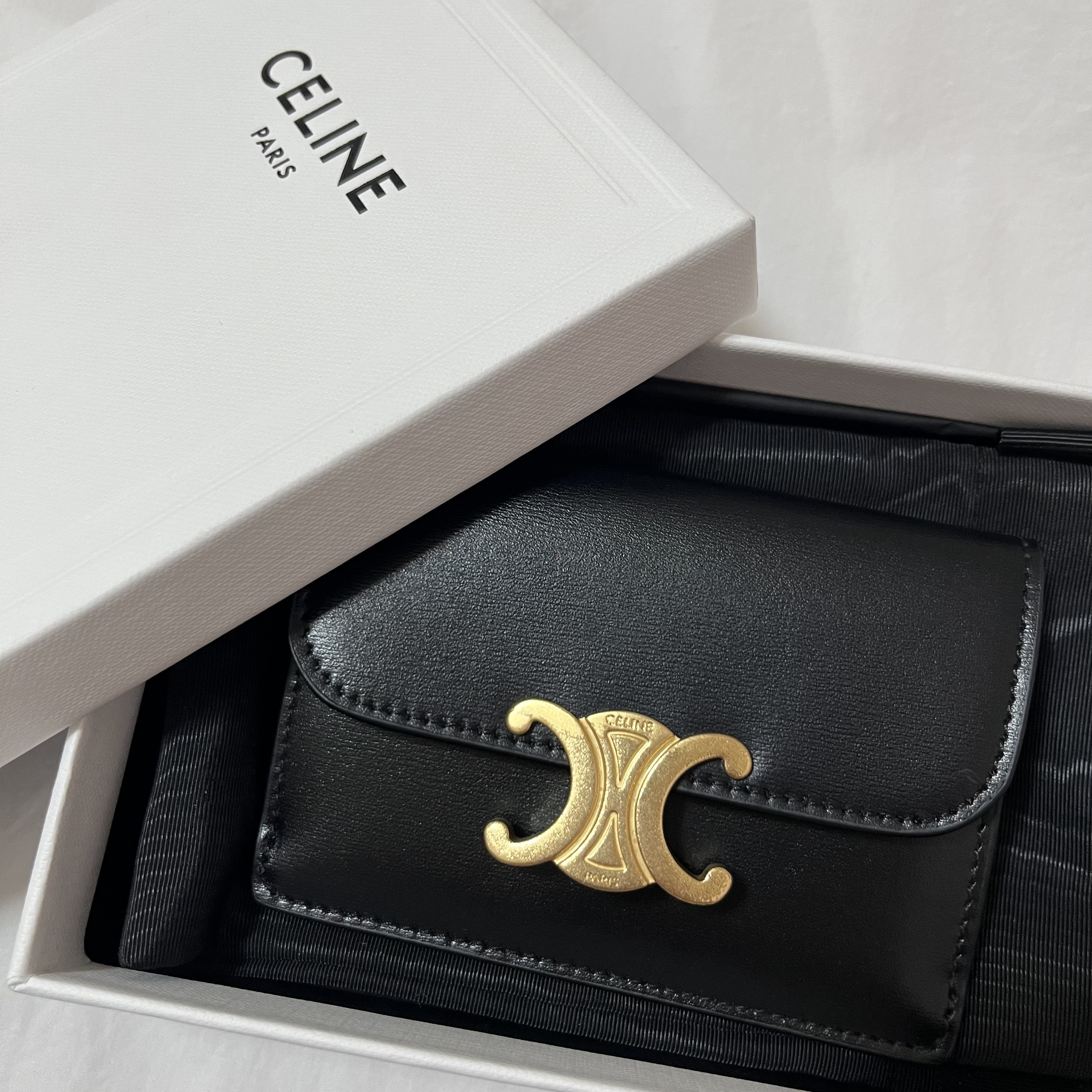 Celine Card Holder with Flap in Shiny Calfskin Black 착용 스타일