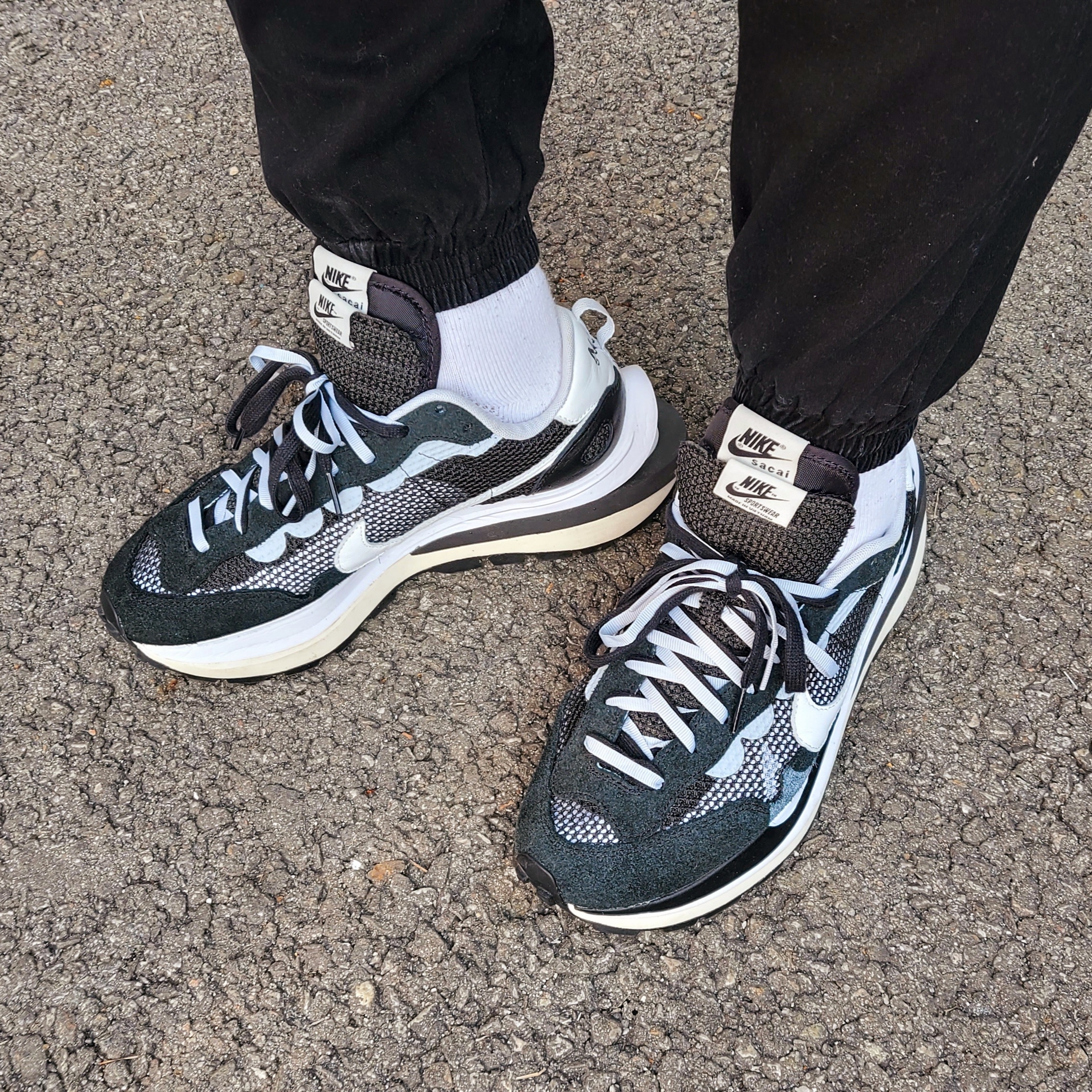 Nike x Sacai VaporWaffle Black White 착용 스타일 - 4