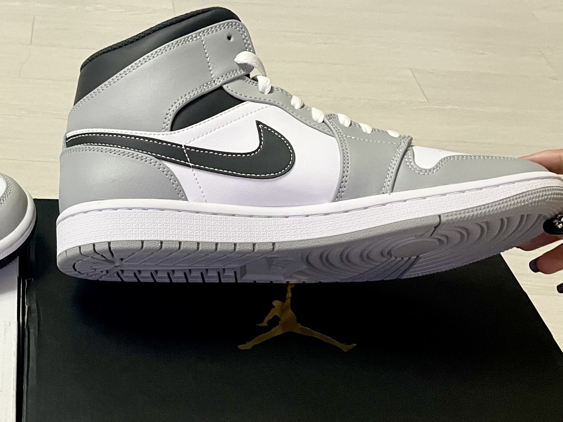 Jordan 1 Mid Light Smoke Grey Anthracite, (W) Jordan 1 Mid Grey Fog 착용 스타일 - 2