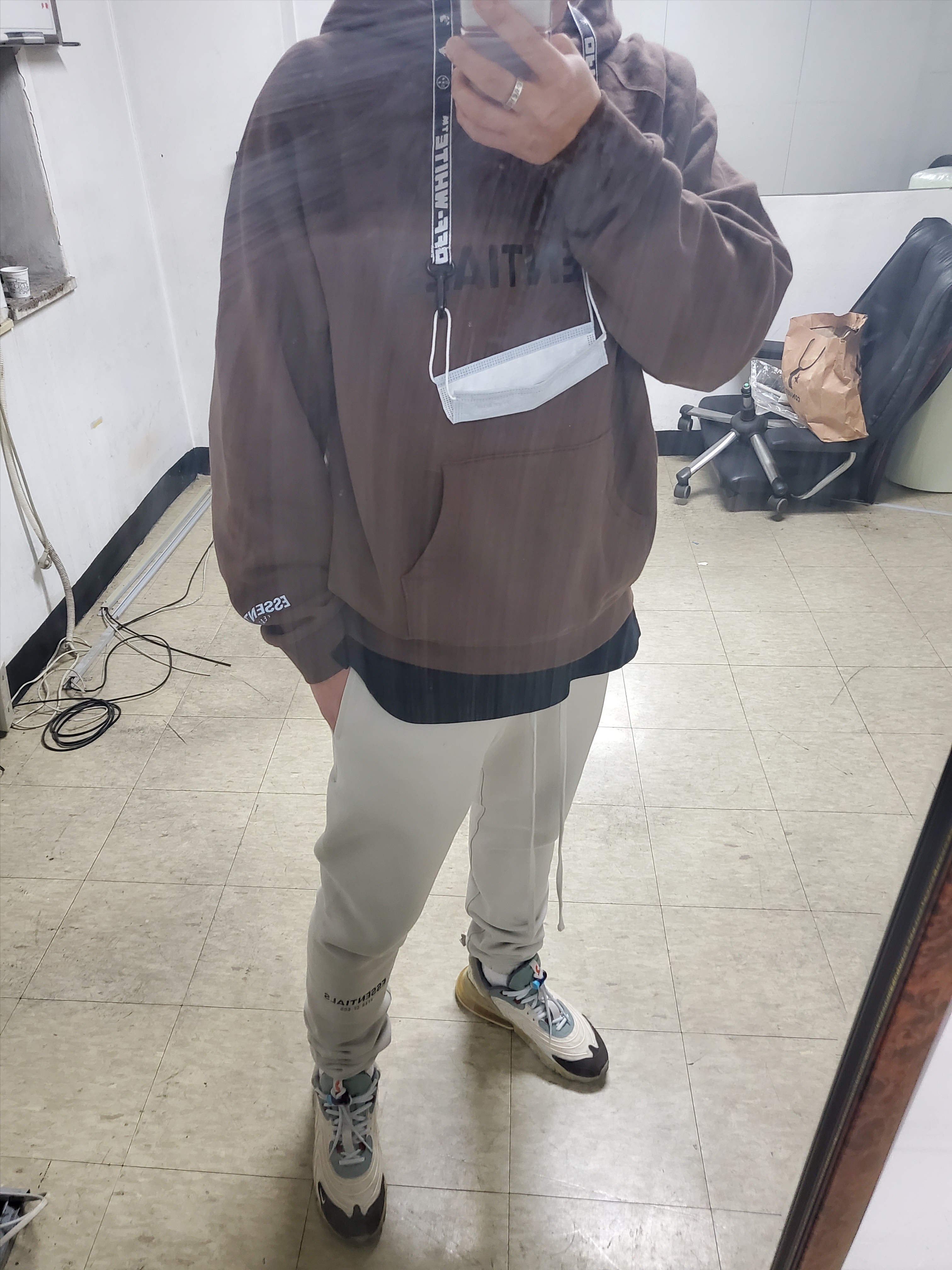 Essentials Logo Hoodie Brown/Rain Drum - Ssense Exclusive, Essentials Sweatpants Oat - Nordstrom Exclusive 착용 스타일 - 1