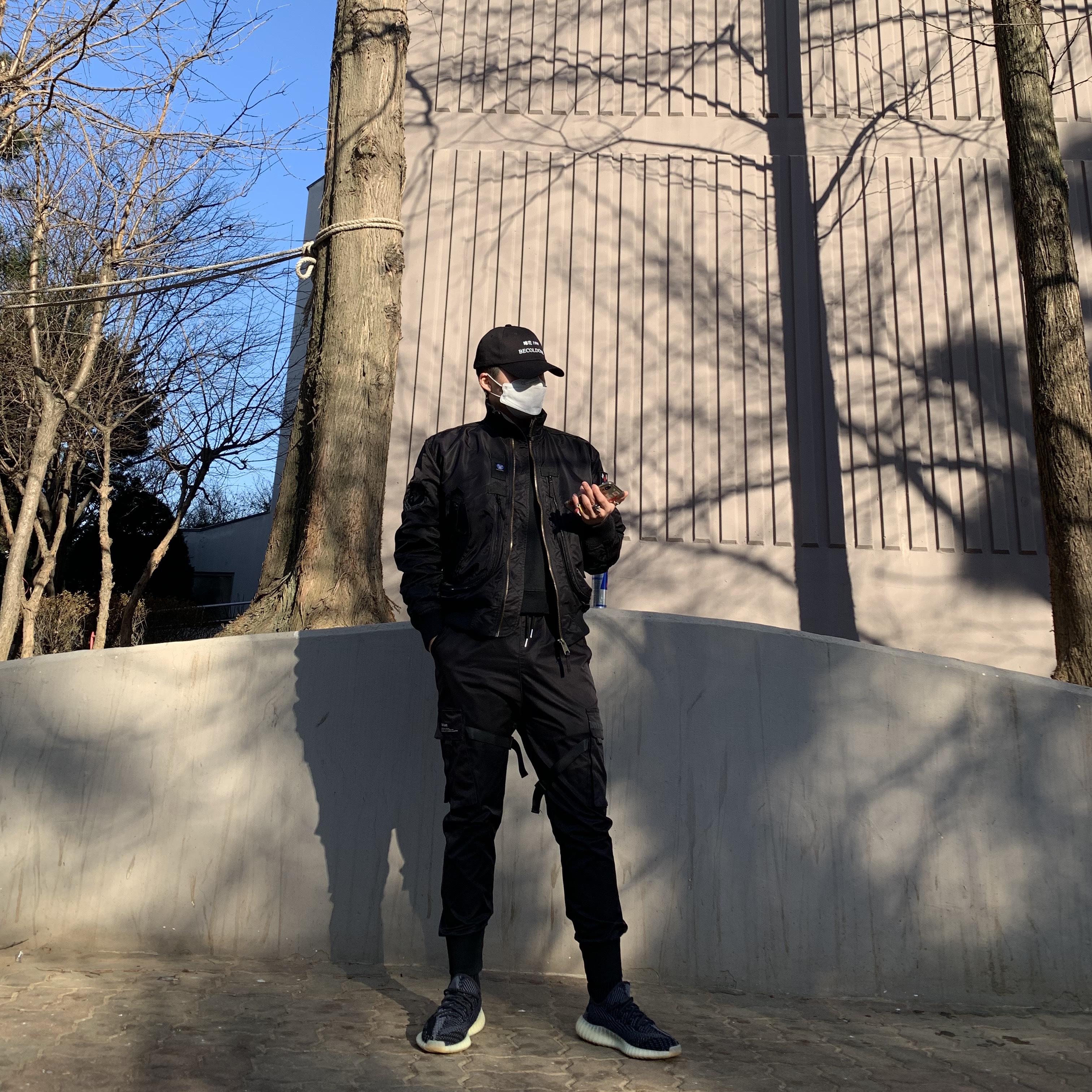 Adidas Yeezy Boost 350 V2 Carbon 착용 스타일 - 2