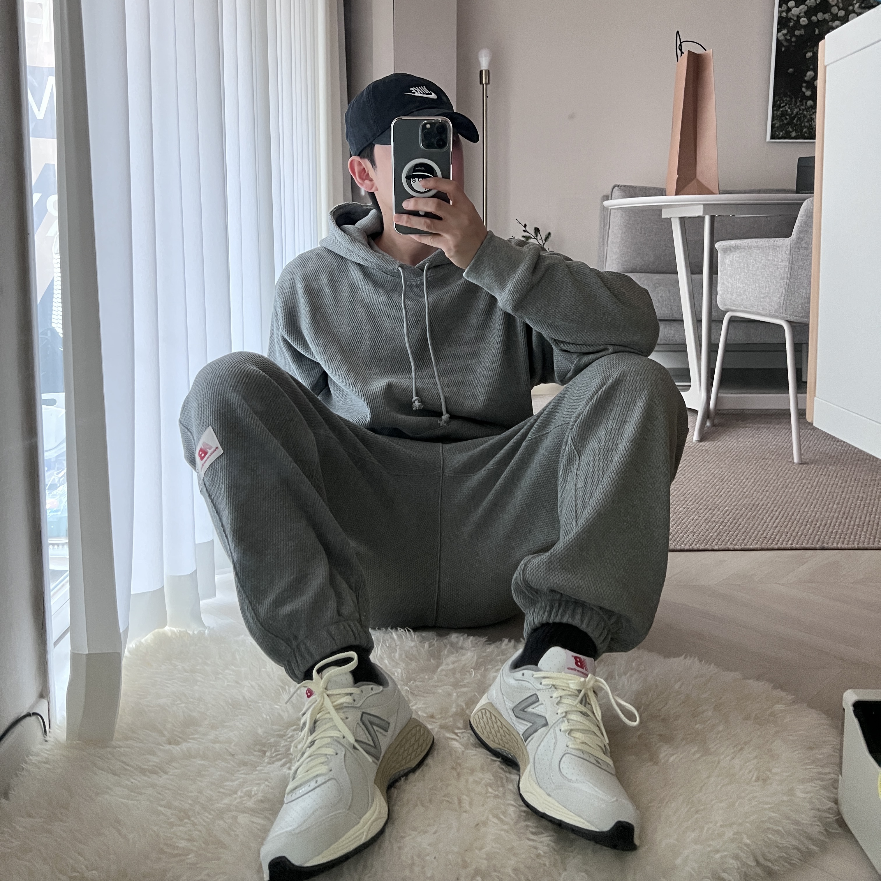 New Balance x Thisisneverthat 860v2 White 착용 스타일 - 3