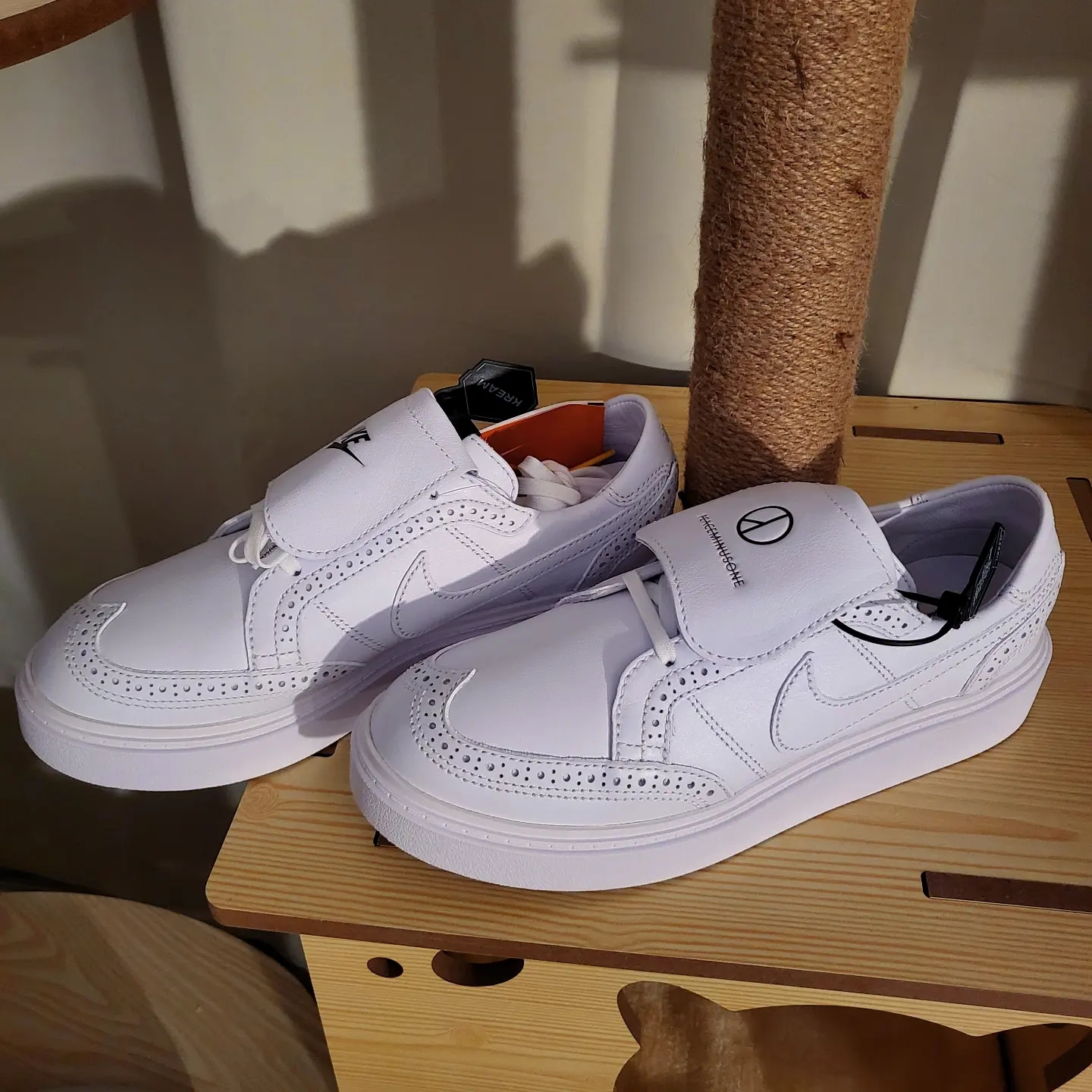 (W) Nike Dunk Low SE Heirloom, Jordan 1 Low Golf Triple White 착용 스타일 - 3
