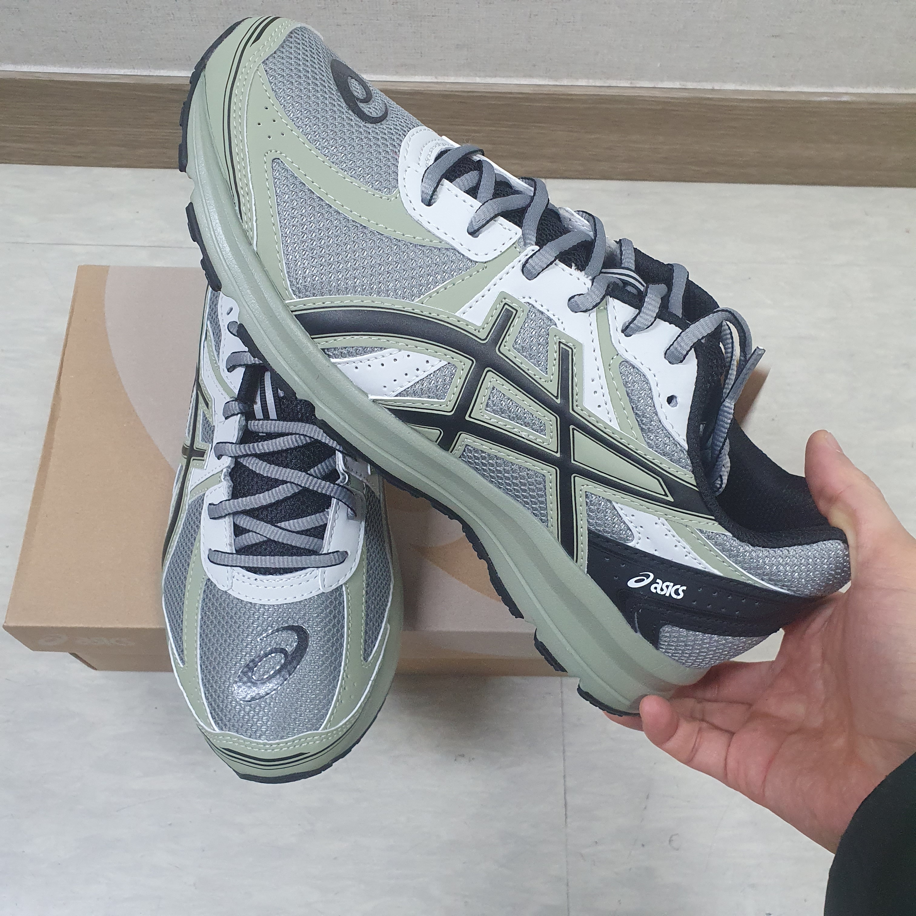 Asics Jog 100 S Sheet Rock - 2E Wide 착용 스타일 - 4