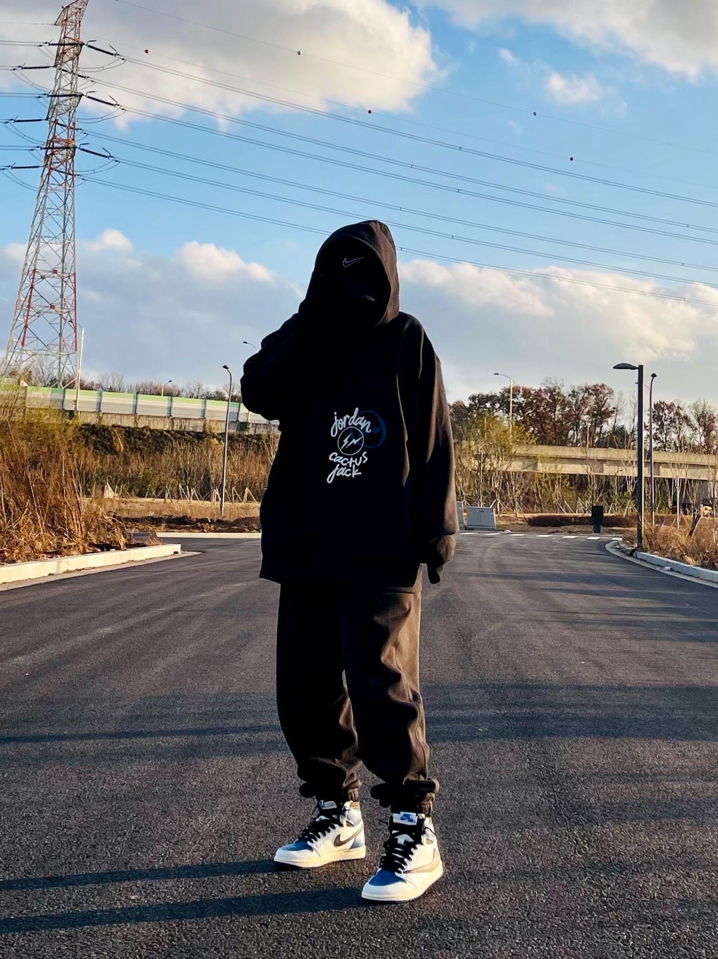 Jordan 1 x Travis Scott x Fragment Retro High OG SP Military Blue, Jordan x Travis Scott x Fragment Hoodie Black (DJ0615-010) 착용 스타일