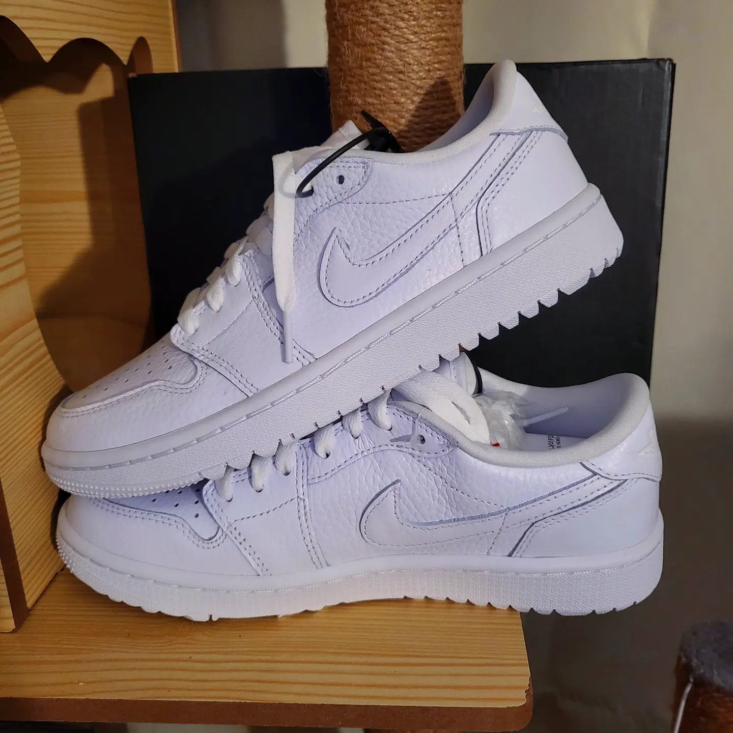 (W) Nike Dunk Low SE Heirloom, Jordan 1 Low Golf Triple White 착용 스타일 - 4