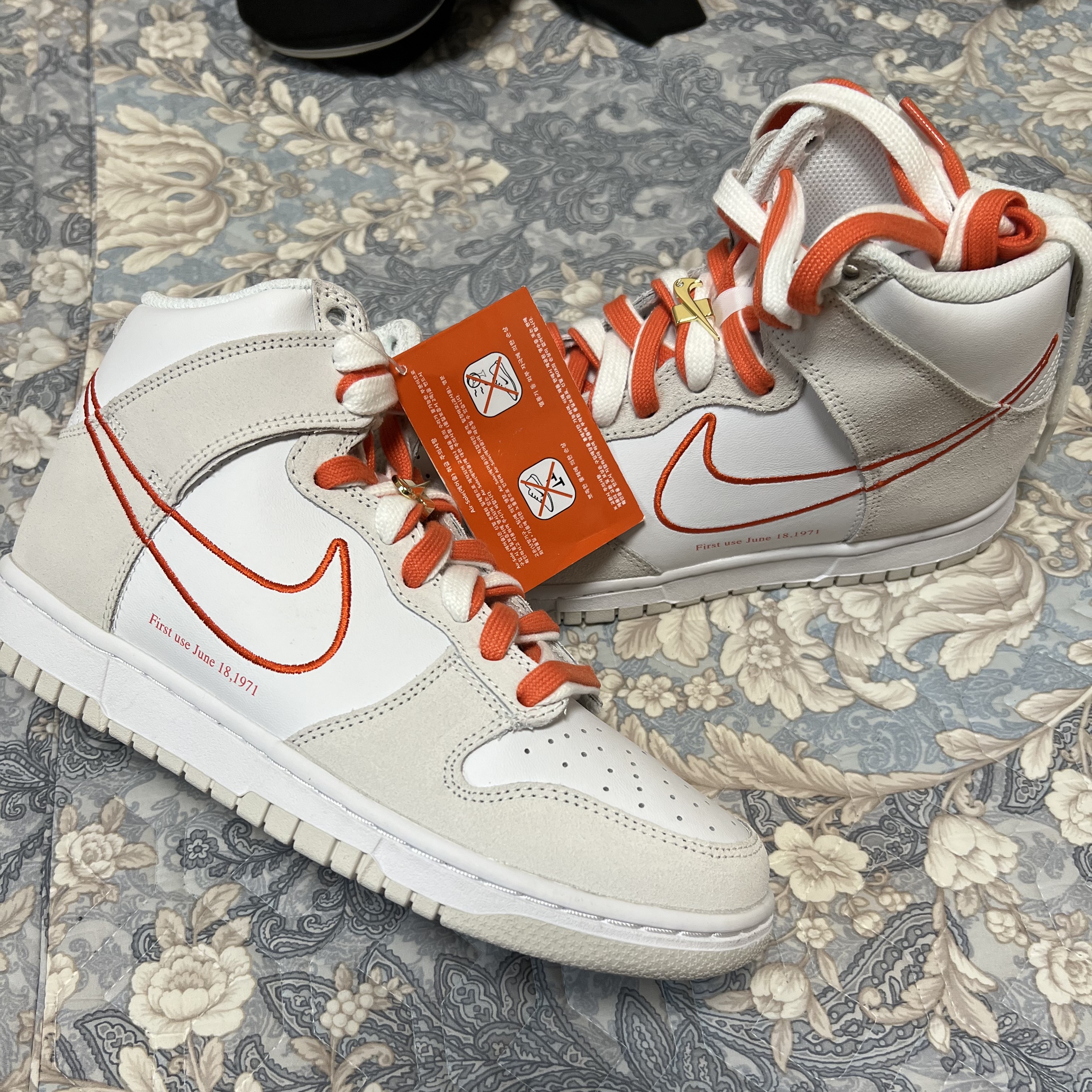 (W) Nike Dunk High SE First Use Sail University Orange 착용 스타일 - 2