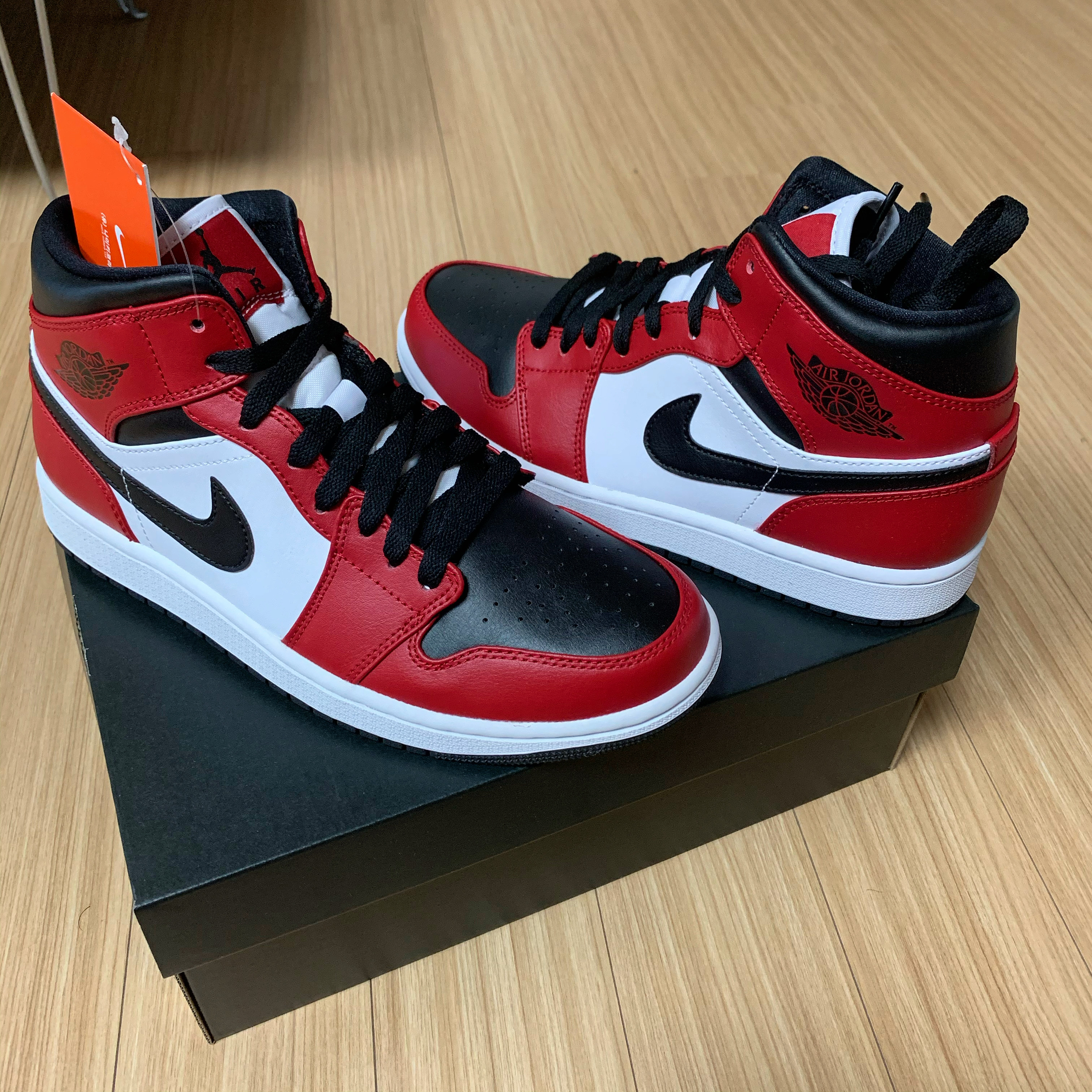Jordan 1 Mid Chicago Black Toe 착용 스타일