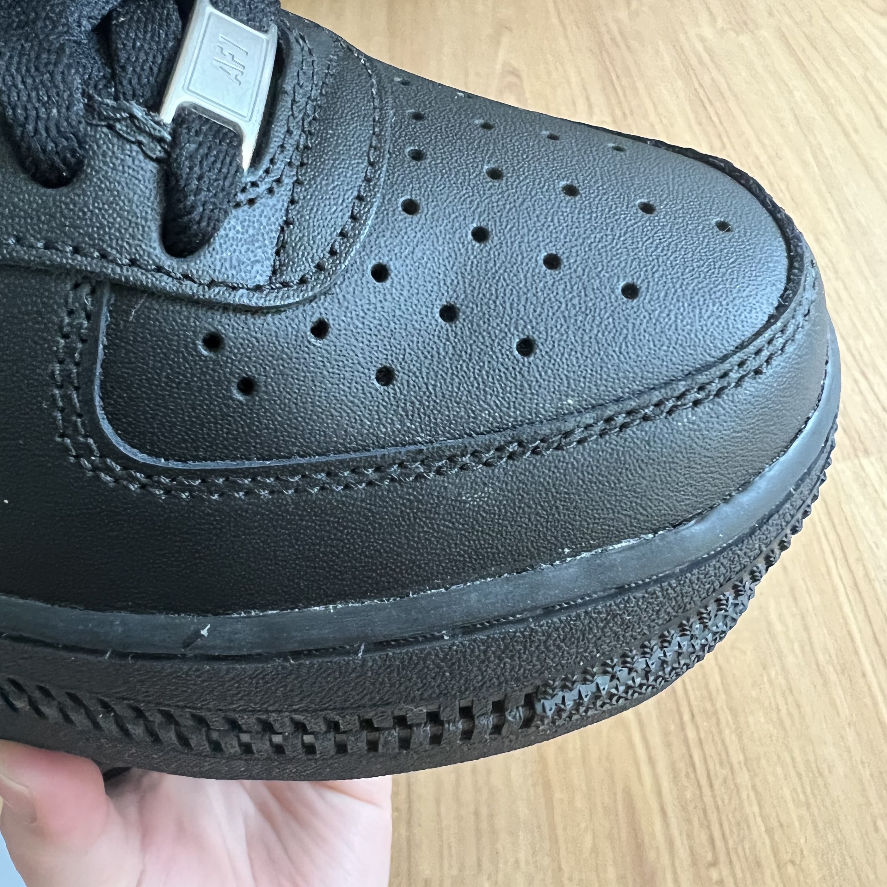 Nike Air Force 1 '07 Low Triple Black 착용 스타일 - 2